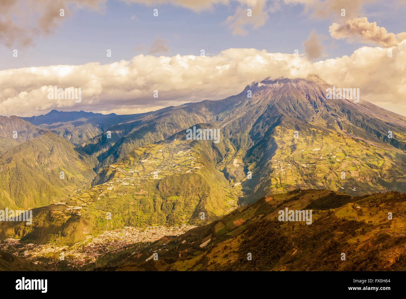 Rauch steigt vom Vulkan Tungurahua, Februar 2016, mächtige Explosion, Aerial View, Ecuador, Südamerika Stockfoto