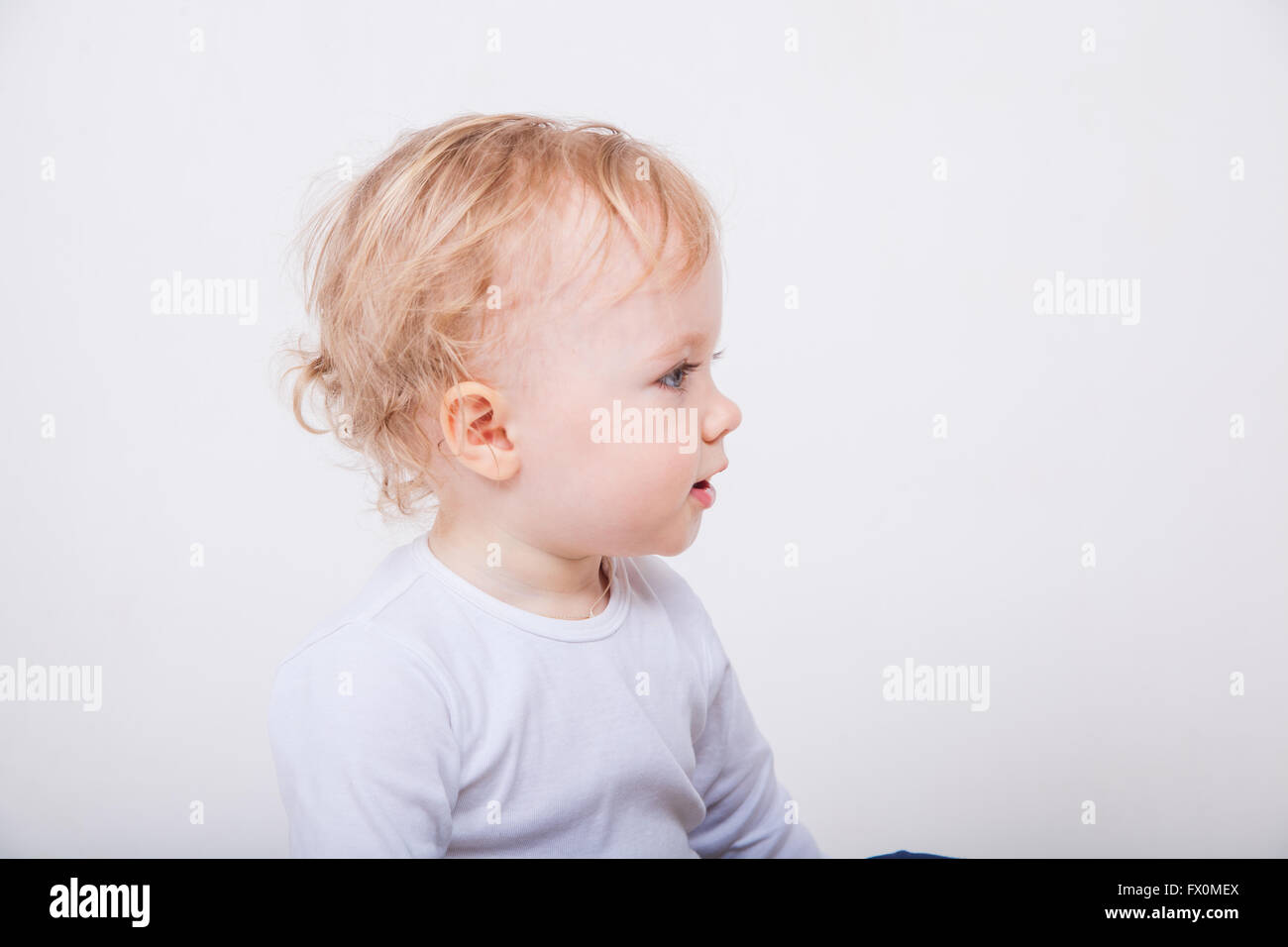 Glückliches Baby isoliert auf weiss 1 2 Stockfoto