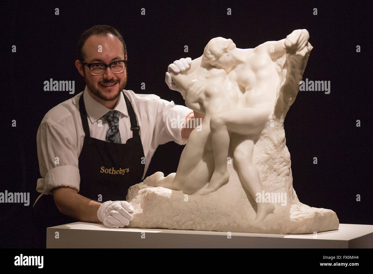 London, UK. 8. April 2016. Eine Sotheby's-Mitarbeiter befasst sich mit der Skulptur L'Eternal Printemps von Auguste Rodin, Estimage USD 8 Millionen. Konzipierten 1884, 1901-02 geschnitzt. Sothebys Auktionsvorschau der impressionistischen & moderne Kunst Abend Verkauf in London. Der Verkauf findet in New York am 9. Mai 2016. Stockfoto