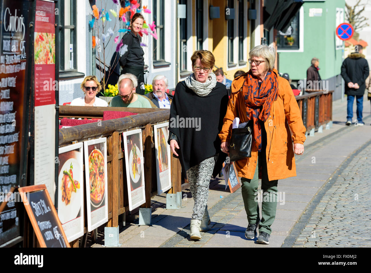 Simrishamn, Schweden - 1 April, 2016: Zwei ältere Frauen gehen durch ein Restaurant, miteinander zu reden. Echte Menschen im Alltag. Stockfoto
