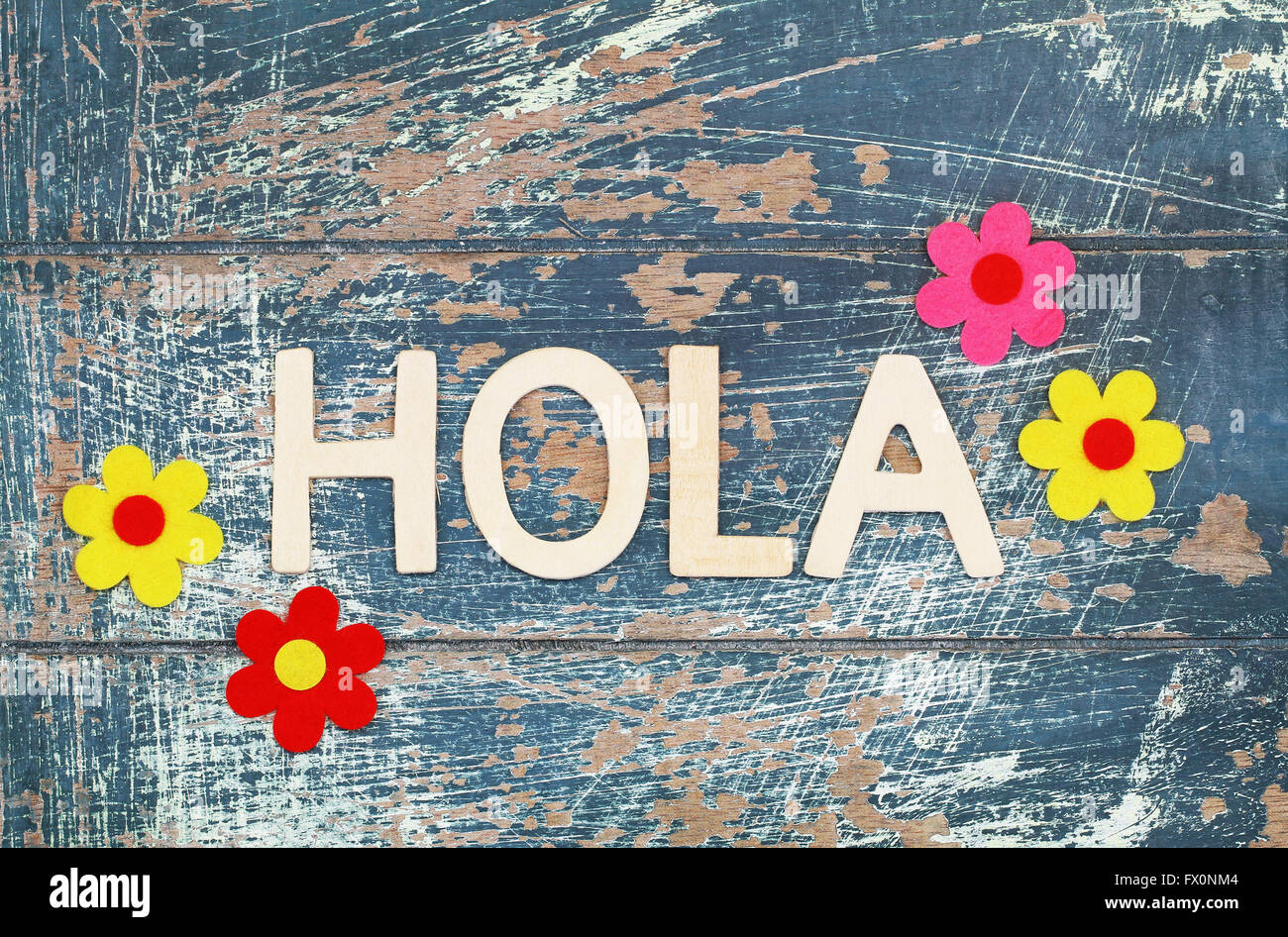Hola (d.h. Hallo auf Spanisch) mit Holzbuchstaben auf rustikale Oberfläche geschrieben Stockfoto