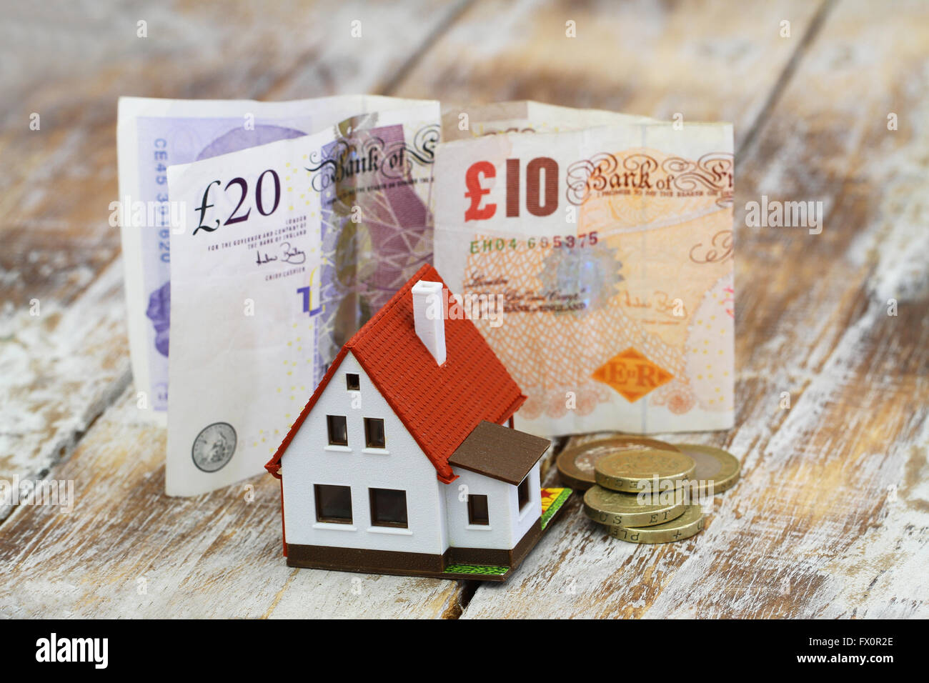 Musterhaus mit britischen Pfund im Hintergrund Stockfoto