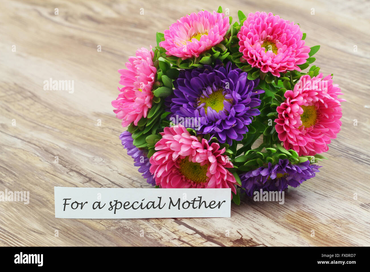 Für eine besondere Mutter mit bunten Blumenstrauß Stockfoto