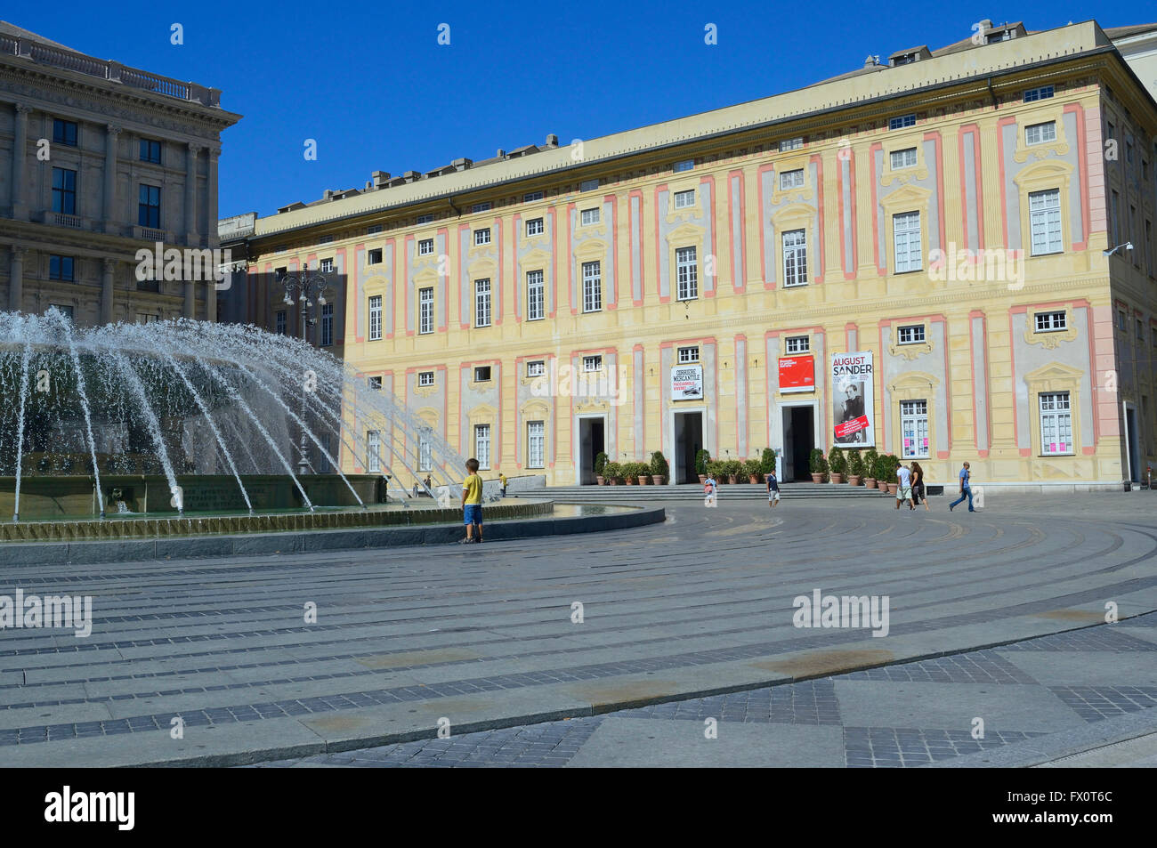 Brunnen auf der Piazza De Ferrari und Palazzo Ducale Palast, Genua, Ligurien, Italien, Europa Stockfoto