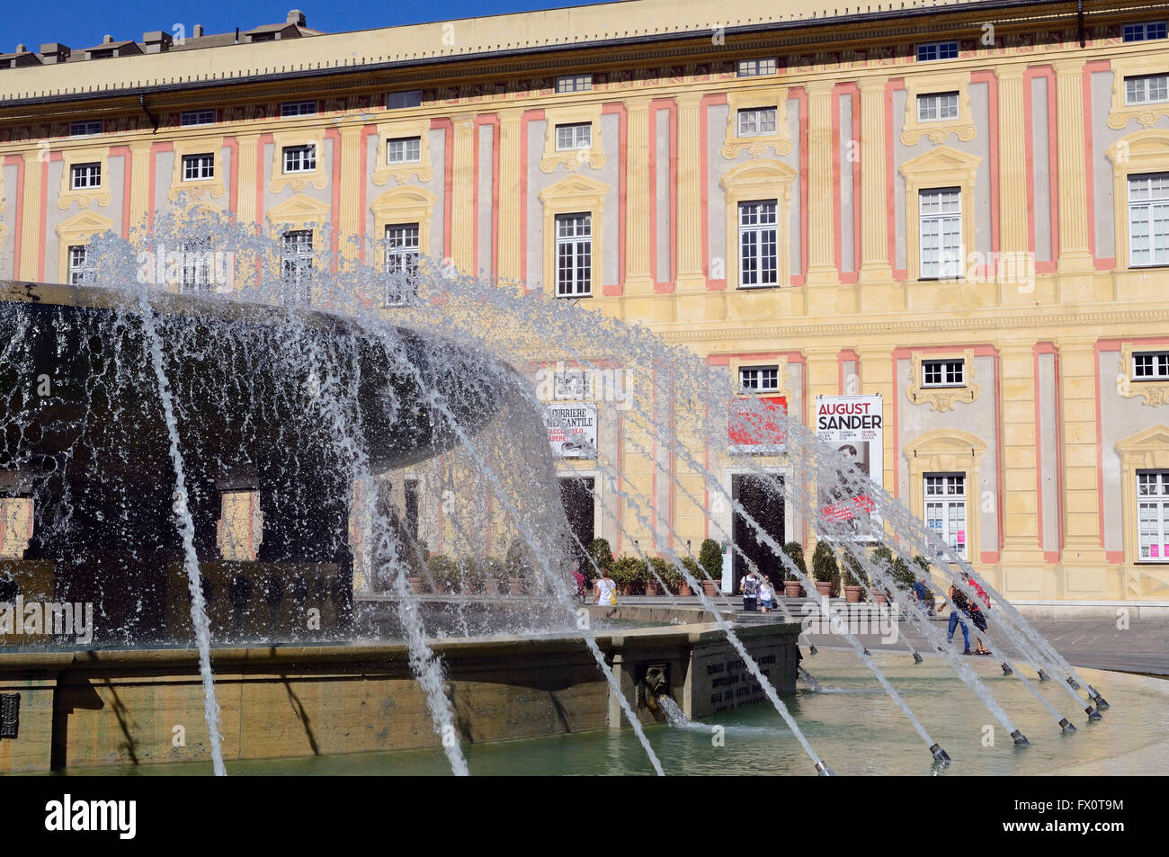 Wasser-Brunnen in Piazza de Ferrari, Genoa Stadt, Ligurien, Italien, Europa Stockfoto