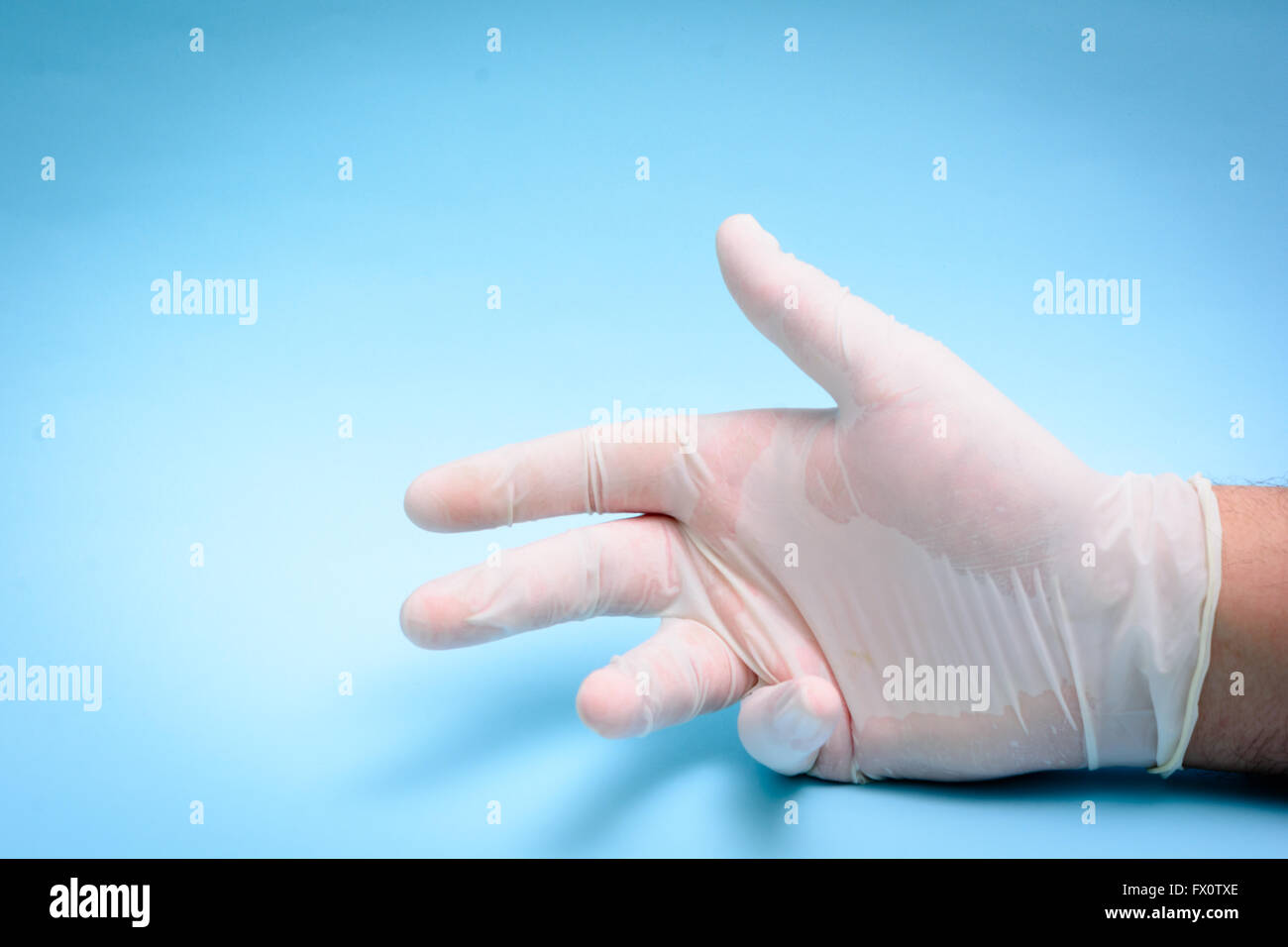 Geben Sie medizinische Handschuhe auf blauem Hintergrund Stockfoto Geben Sie medizinische Handschuhe auf blauem Hintergrund Stockfoto