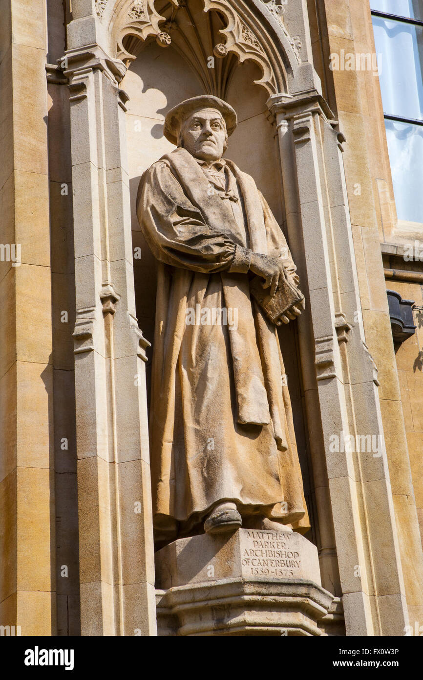 Eine Statue des ehemaligen Erzbischofs von Canterbury Matthew Parker auf der Außenseite des Fronleichnam in Cambridge, UK. Stockfoto