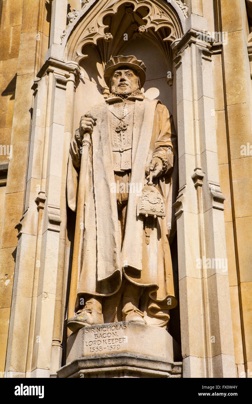 Eine Statue von Sir Nicholas Bacon, Lord Keeper des großen Siegels, an der Außenseite des Corpus Chisti College in Cambridge, UK. Stockfoto