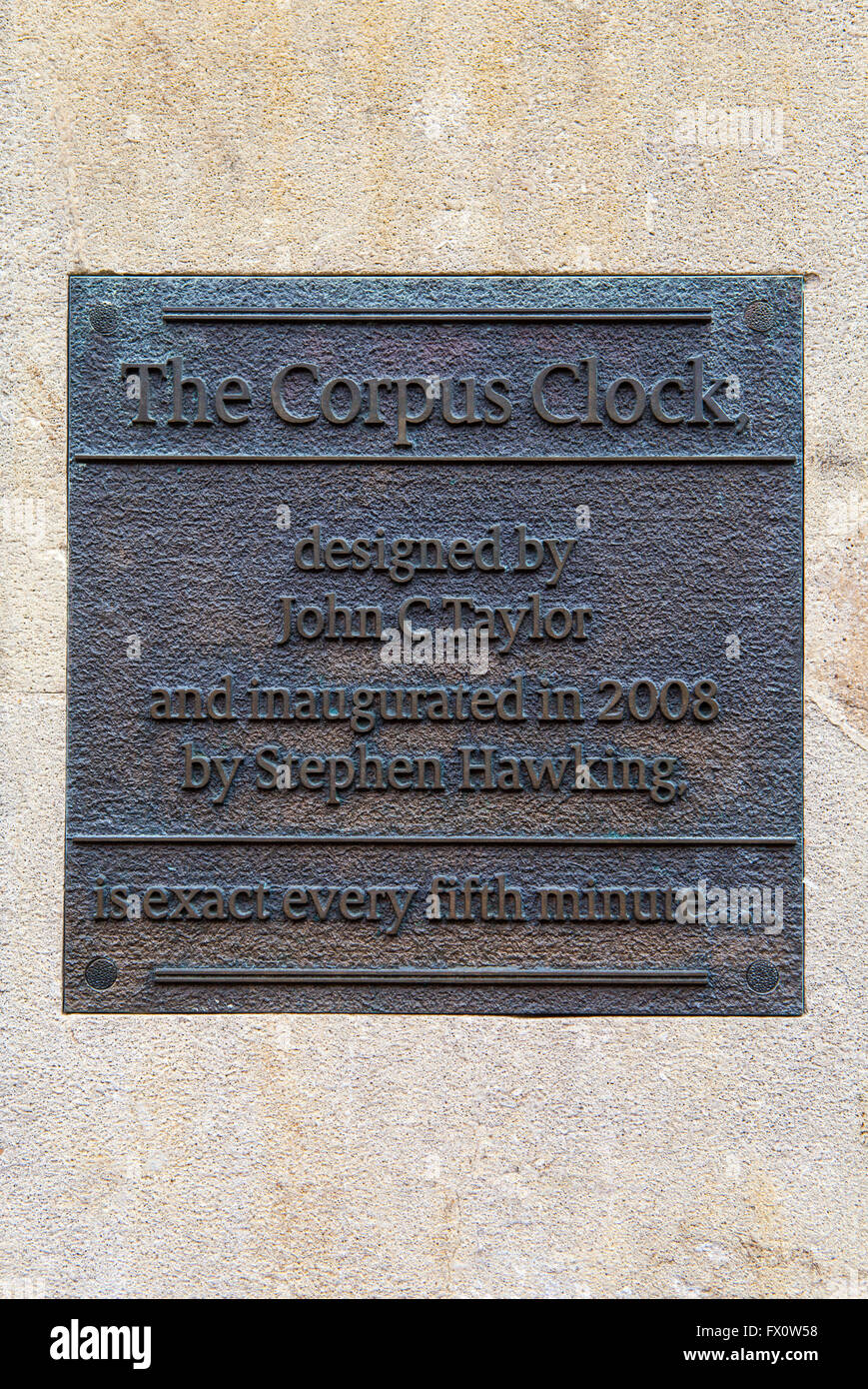 Eine Gedenktafel an den berühmten Corpus Uhr in Cambridge, UK. Stockfoto
