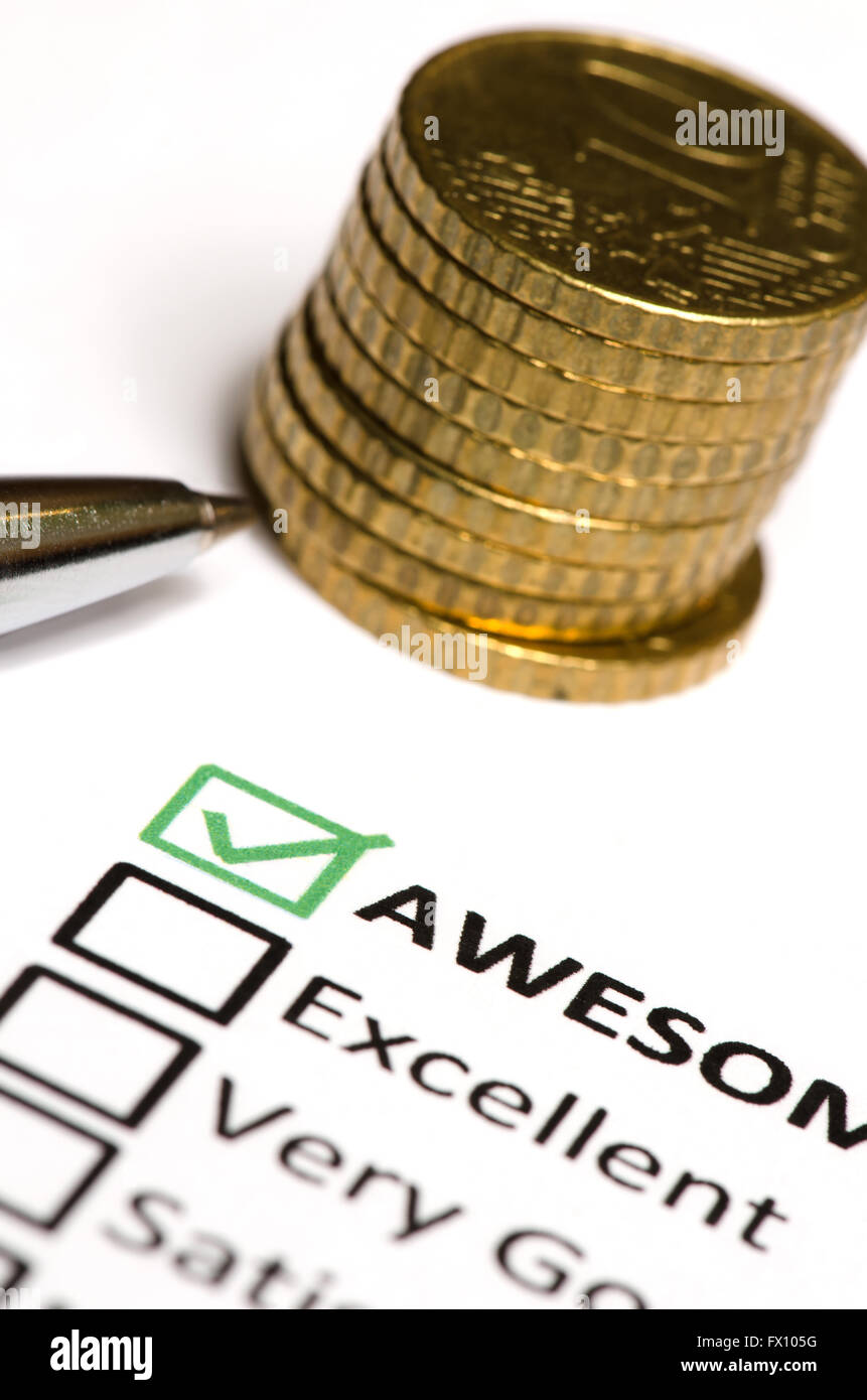 Feedback-Fragebogen und Stapel Münzen und Stift. Stockfoto