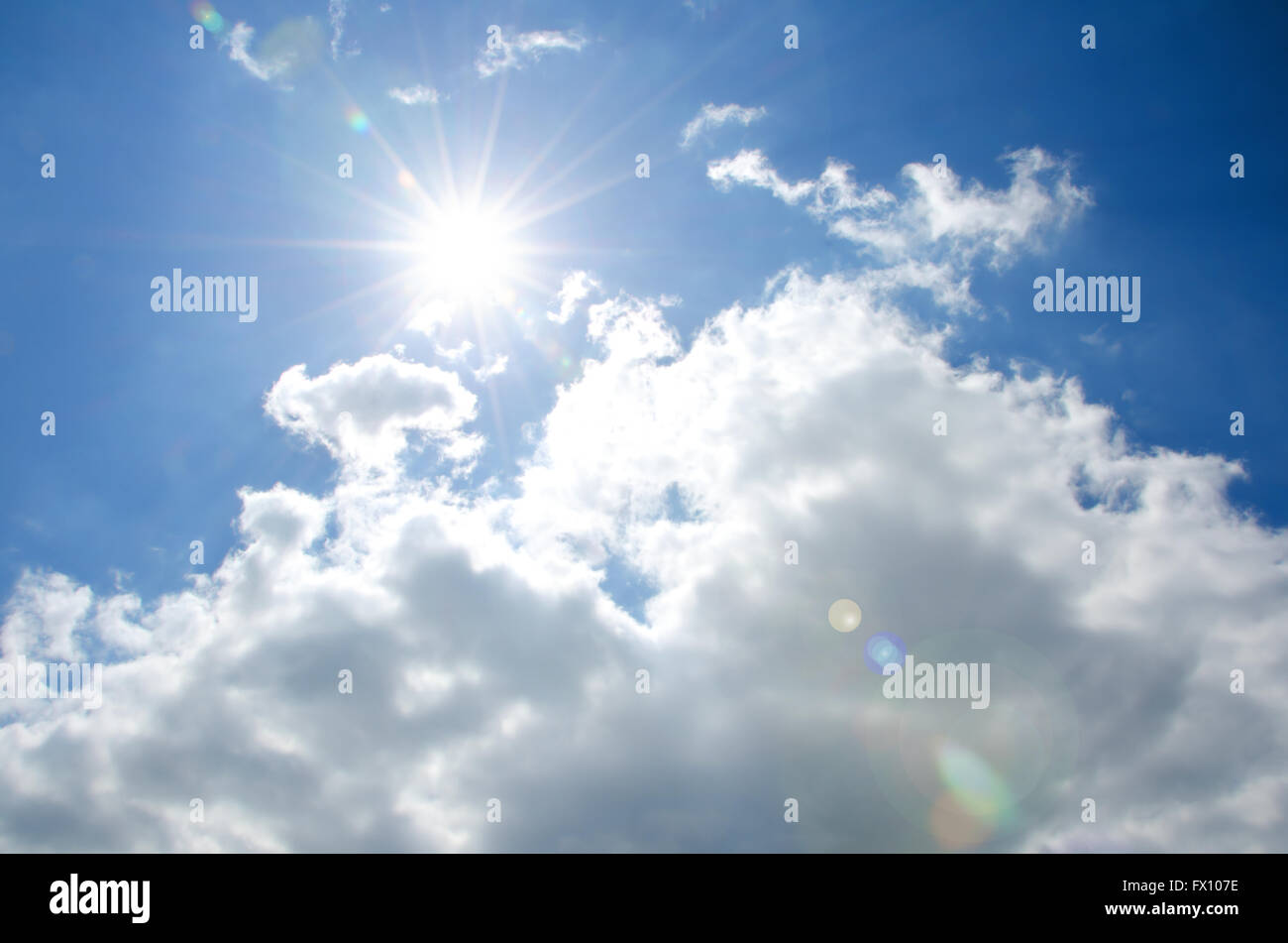 Blauer Himmel mit Wolken und glänzende Sonne. Stockfoto