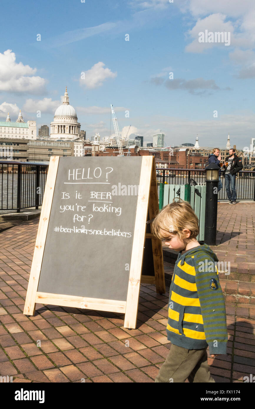 Ein Kind, das von sich selbst in der Nähe der Tate Modern Gallery in London Bankside wandering Stockfoto