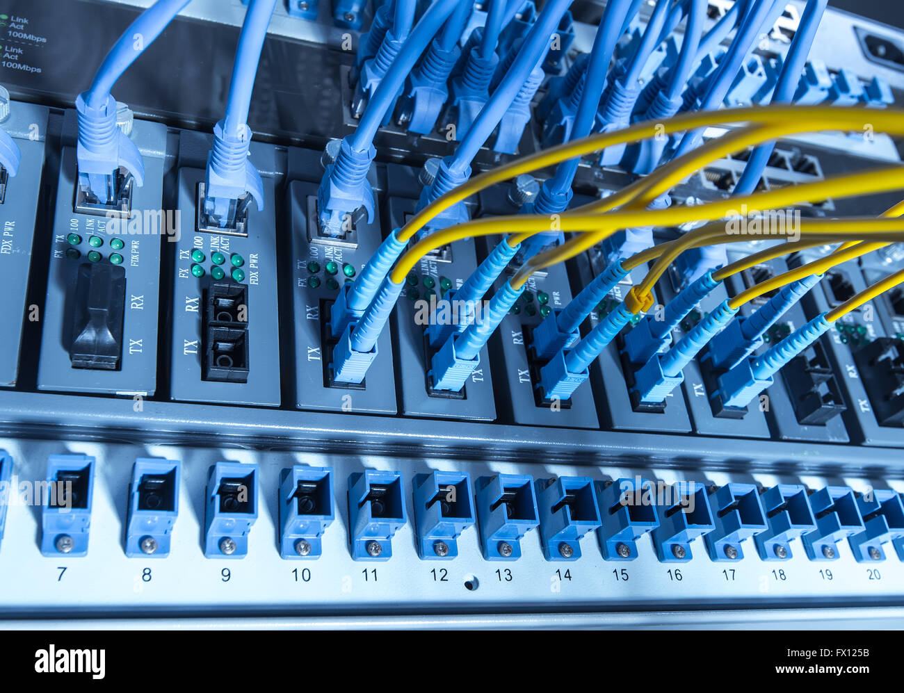 Glasfaser-Anschluss auf Kern Netzwerk swtich Stockfoto
