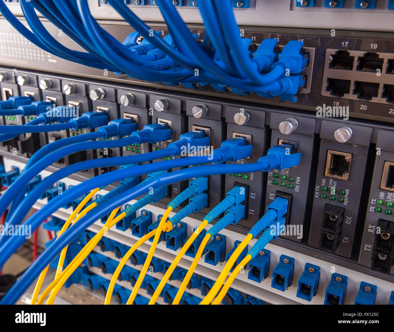 Glasfaser-Anschluss auf Kern Netzwerk swtich Stockfoto