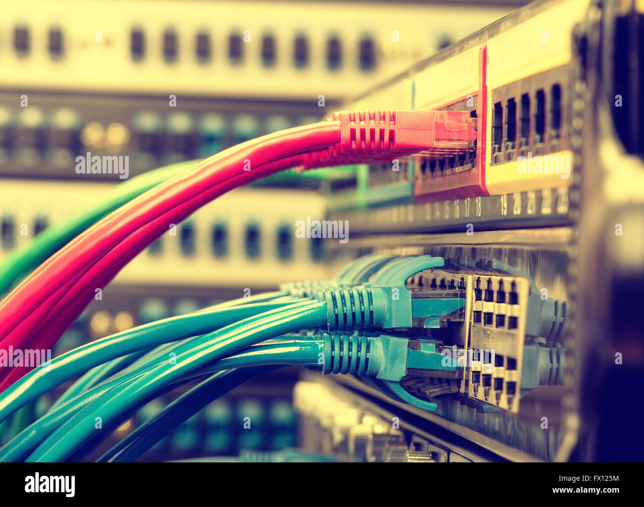 Netzwerk-Kabel und Hub Closeup mit Faser-optischen Hintergrund Stockfoto