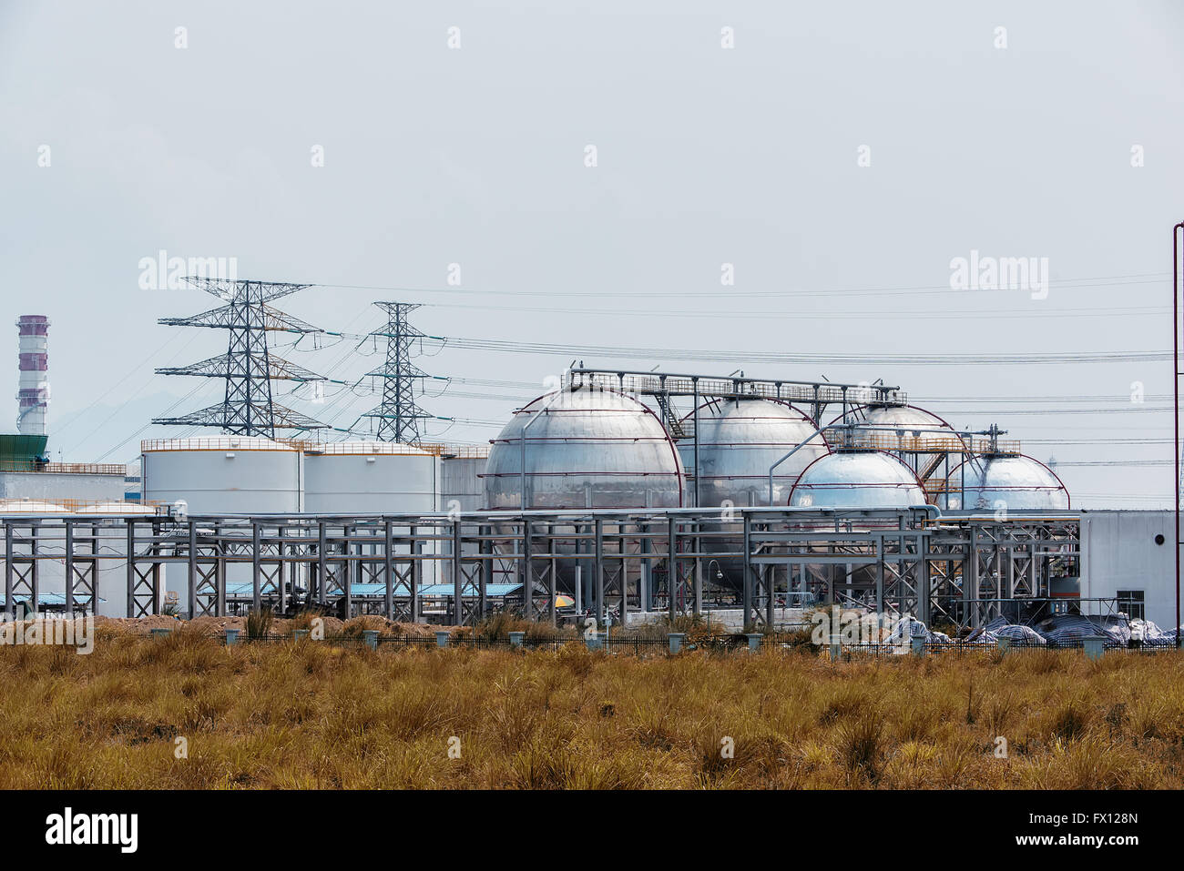 große industrielle Öltanks in einer Raffinerie Stockfoto