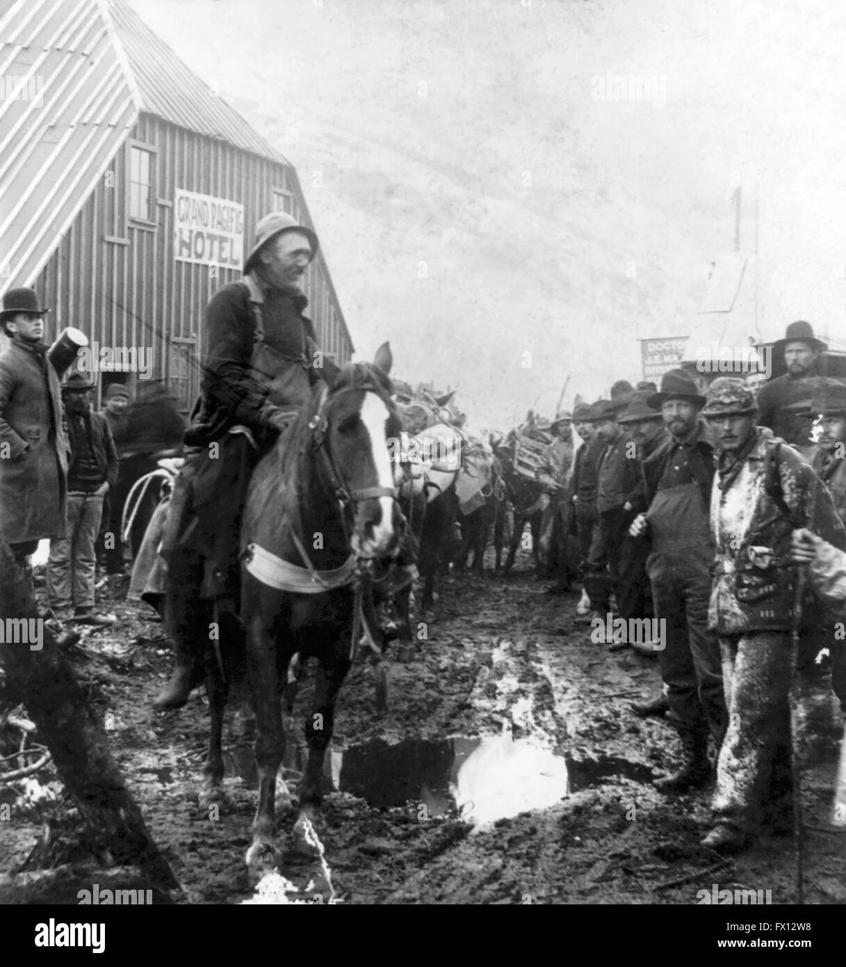 Klondike-Goldrausch. Goldsucher auf dem Weg zum Klondike, vor dem Grand Pacific Hotel Schafe Camp, Alaska c.1898 Stockfoto
