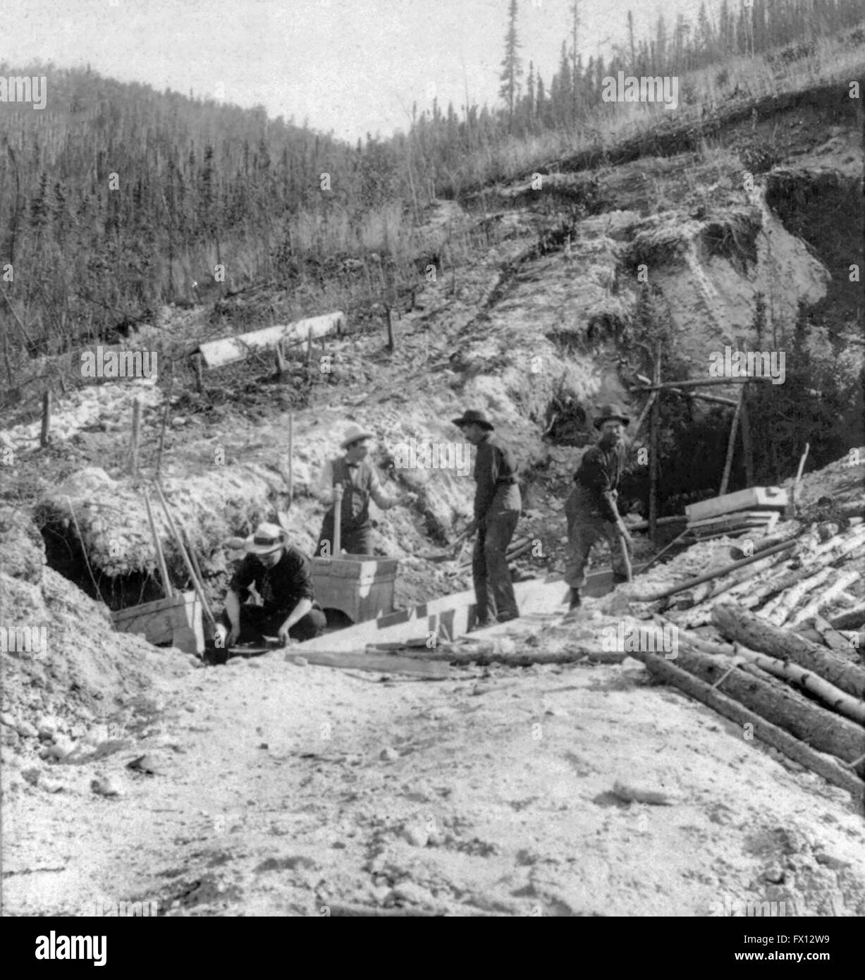 Klondike Goldrausch Prospektoren Placer Mining Gold bei Discovery Claim, Bonanza Creek, in der Nähe von Dawson City, Yukon, Kanada. Foto c.1900 Stockfoto