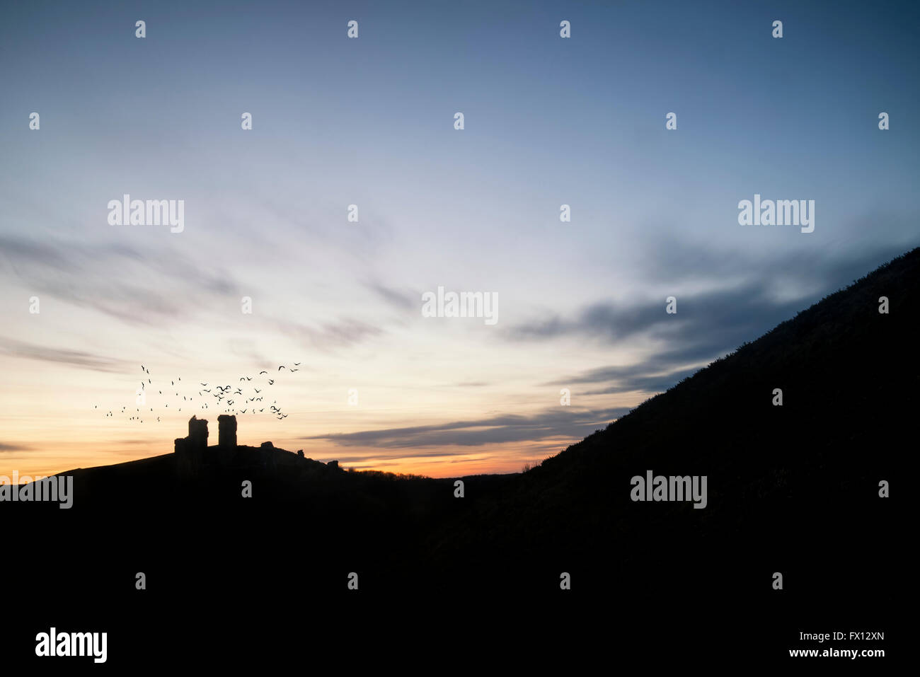 Landschaftsbild von zauberhaften Märchen-Burgruine bei Sonnenuntergang Stockfoto