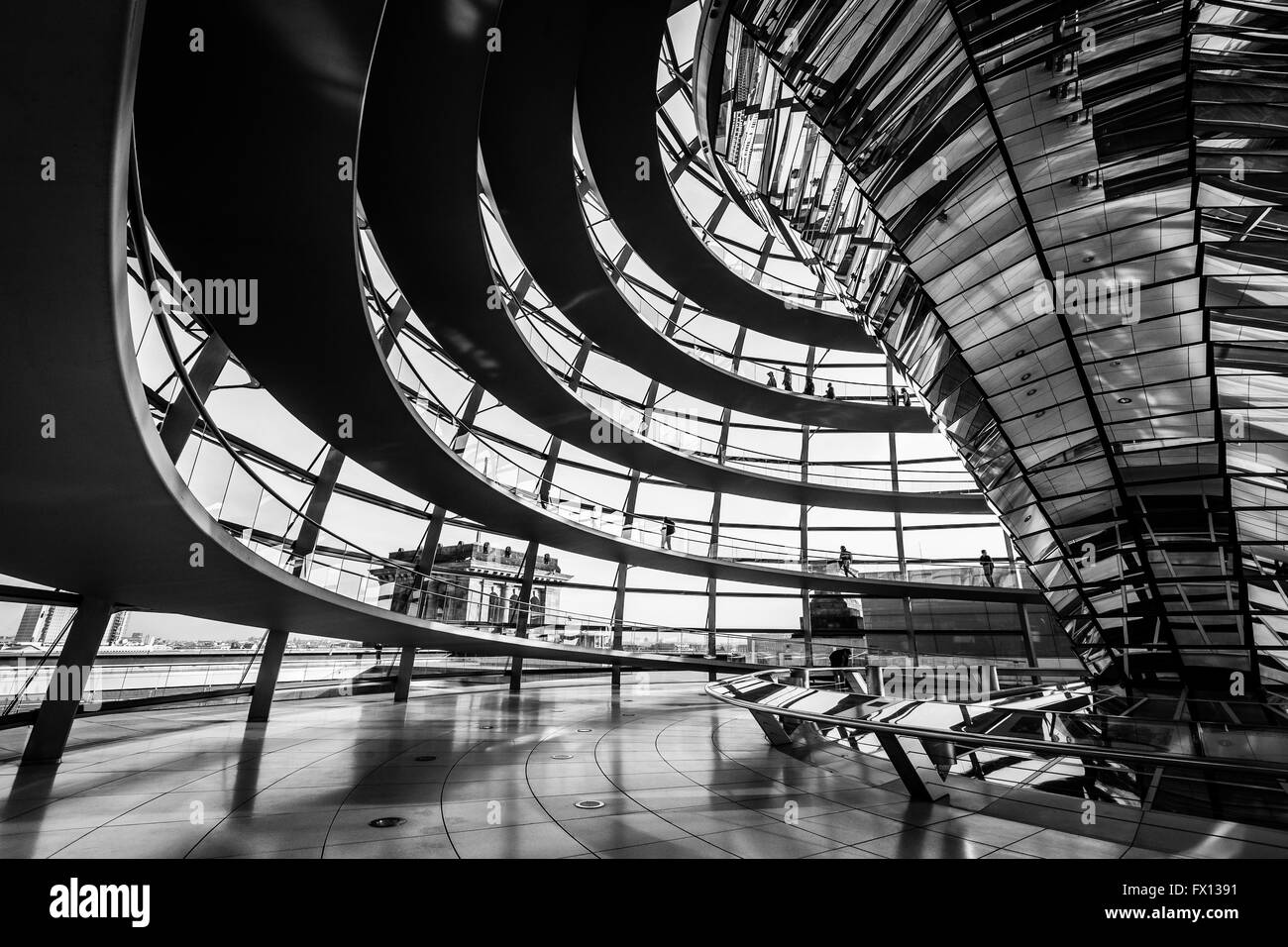 Im Inneren der Glaskuppel auf dem Reichstag in Berlin, Deutschland. Stockfoto