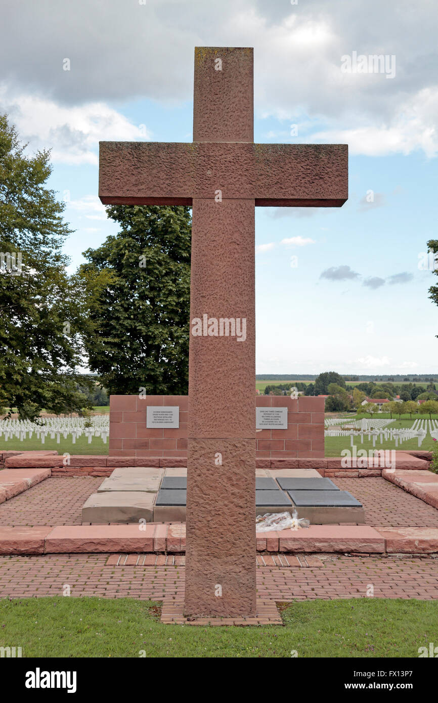 Zentralen Kreuz und Beinhaus (Massengrab) im deutschen Krieg Friedhof Souain, Frankreich. Stockfoto