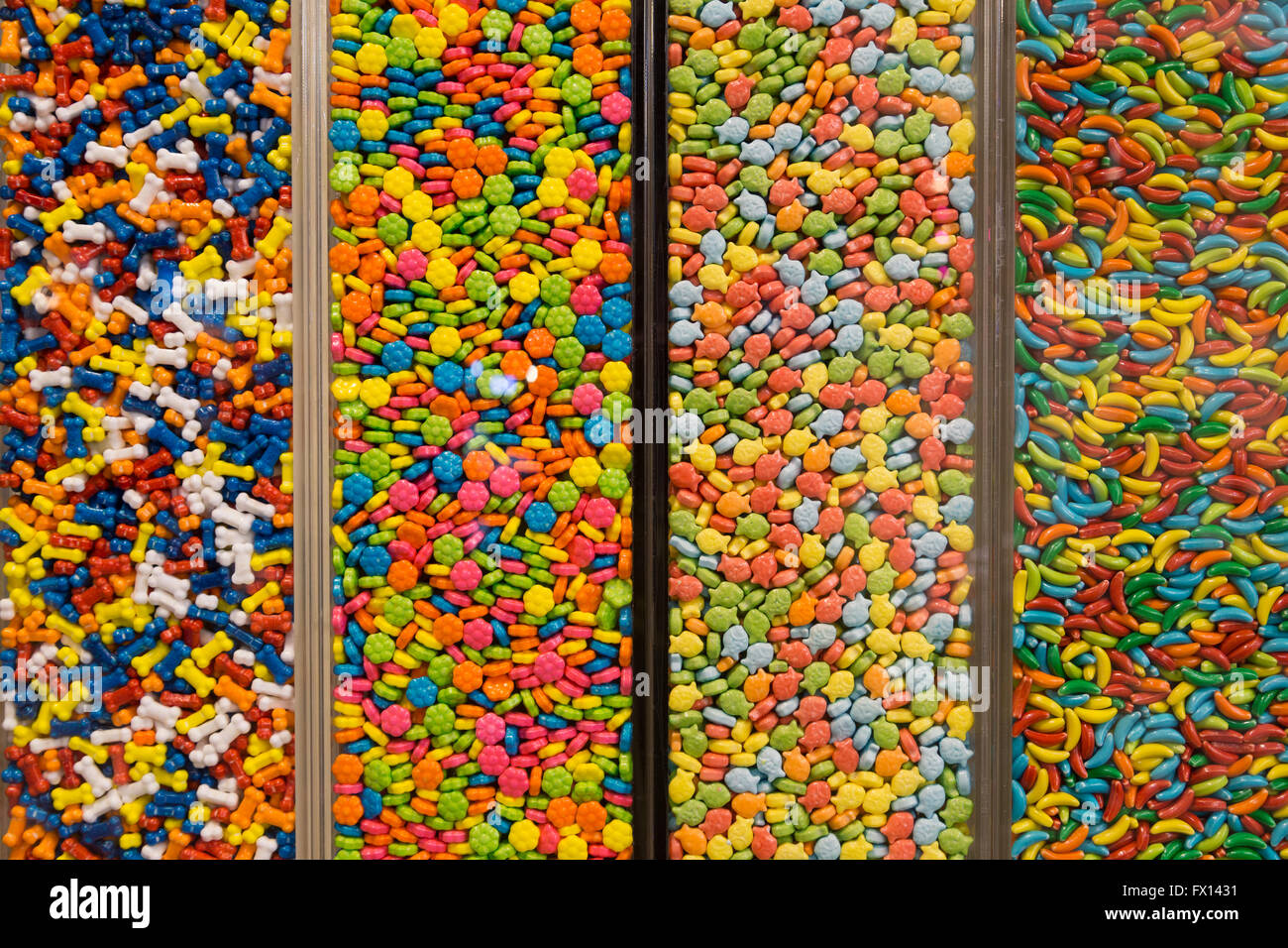 Taipeh, Taiwan - 4. Januar 2015: Taiwanesische bunte Süßigkeiten in Kisten zum Verkauf. Stockfoto