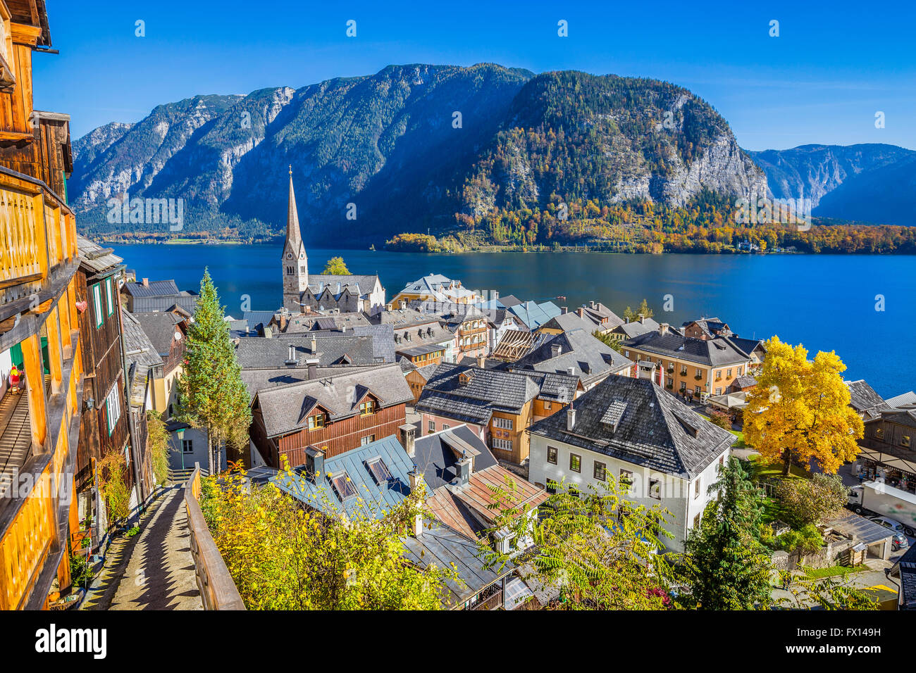 Historischen Bergdorf von Hallstatt im Herbst, Salzkammergut, Österreich Stockfoto