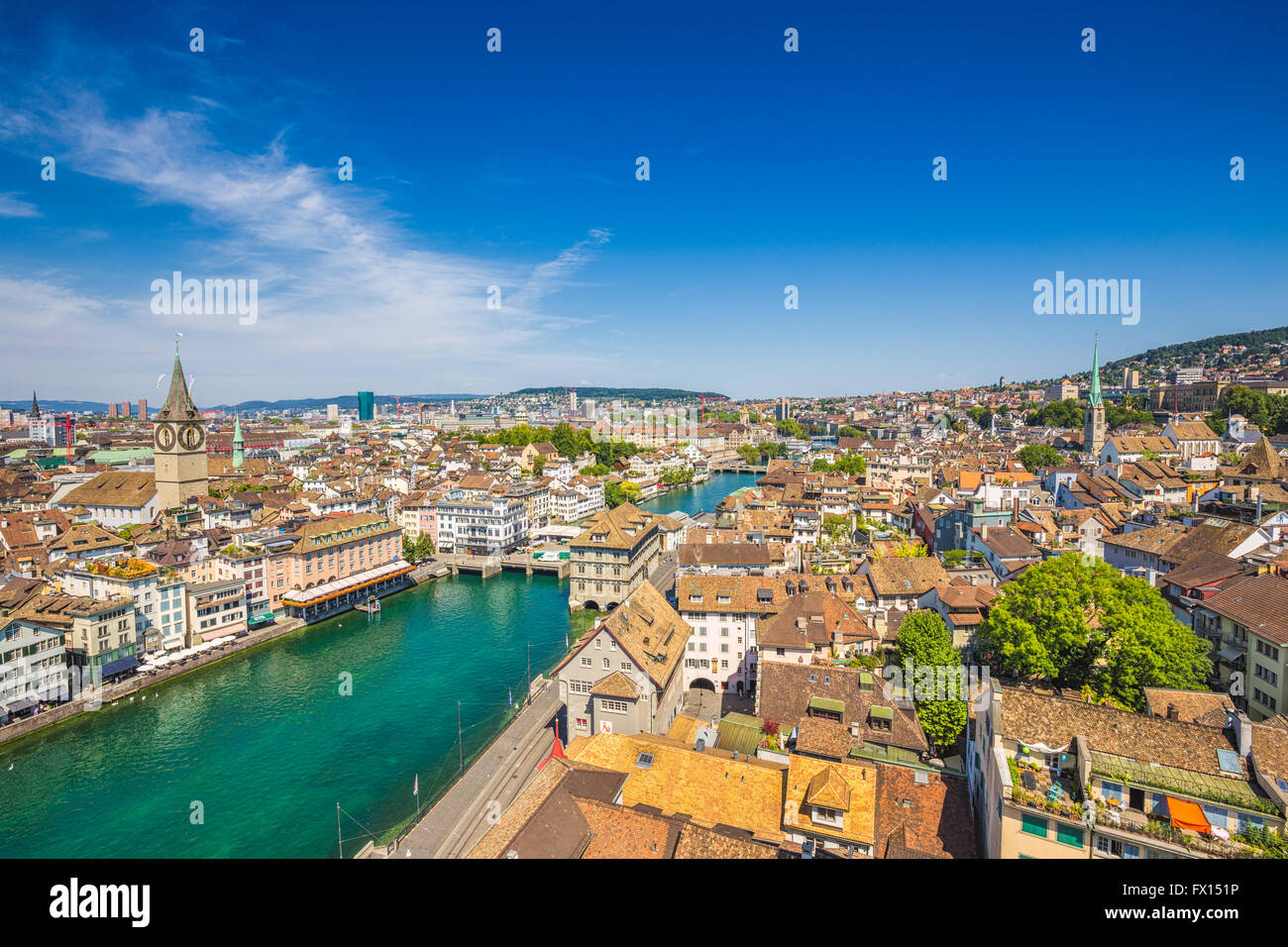 Luftbild von der historischen Stadt Zürich mit Fluss Limmat im Sommer, Schweiz Stockfoto