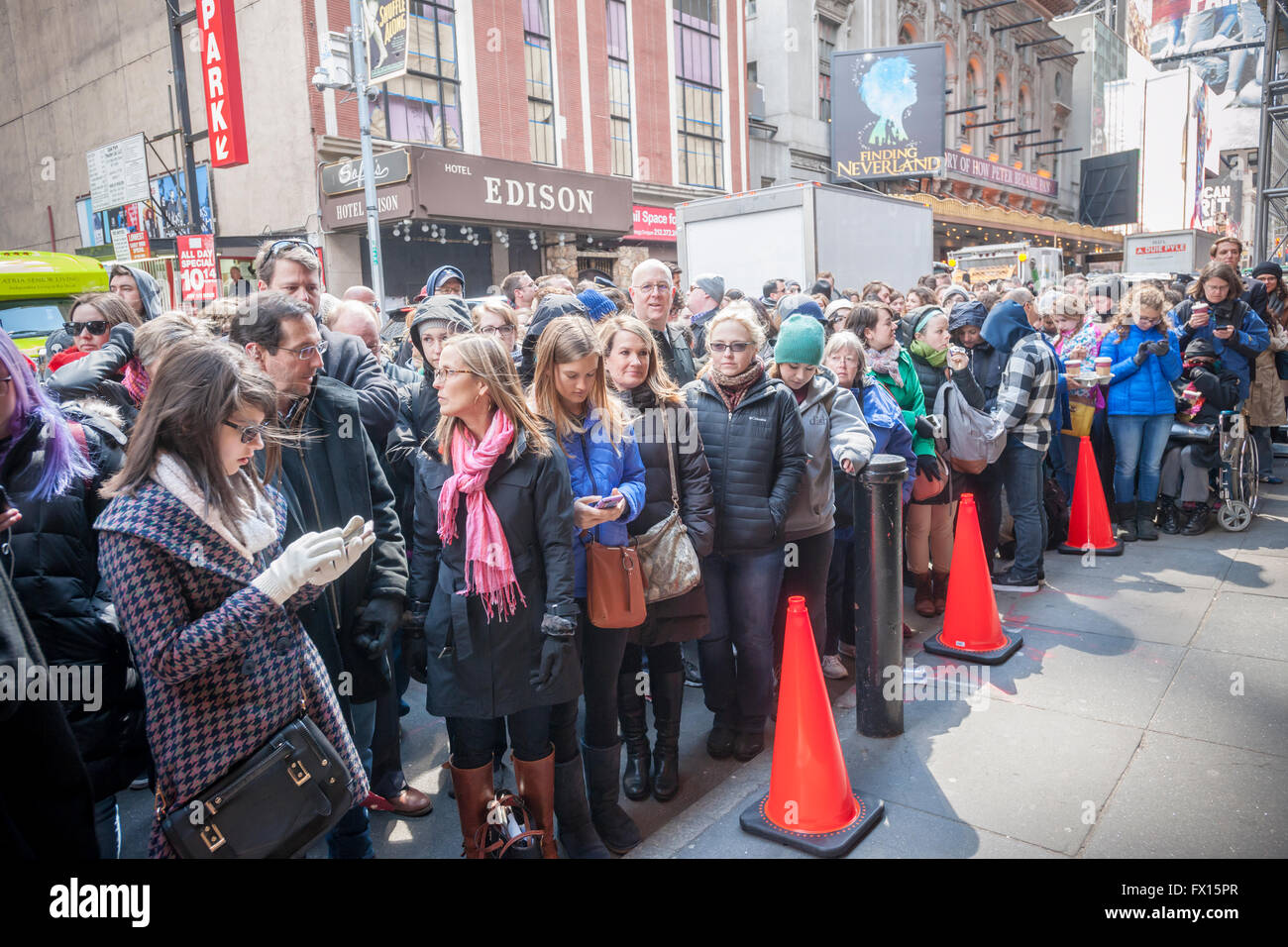 Hunderte von Theaterliebhaber vor Richard Rodgers Theatre am Times Square in New York am Mittwoch, 6. April 2016 für eine Chance auf einen der 22 Karten in der #Ham4Ham-Lotterie für die Sitze für den Broadway-Blockbuster "Hamilton". Die $10 live Lotterie erfolgt vor dem Theater für die Mittwoch-Matinee-Performance, während für den Rest der Woche Aufführungen im Lotto online ist. (© Richard B. Levine) Stockfoto