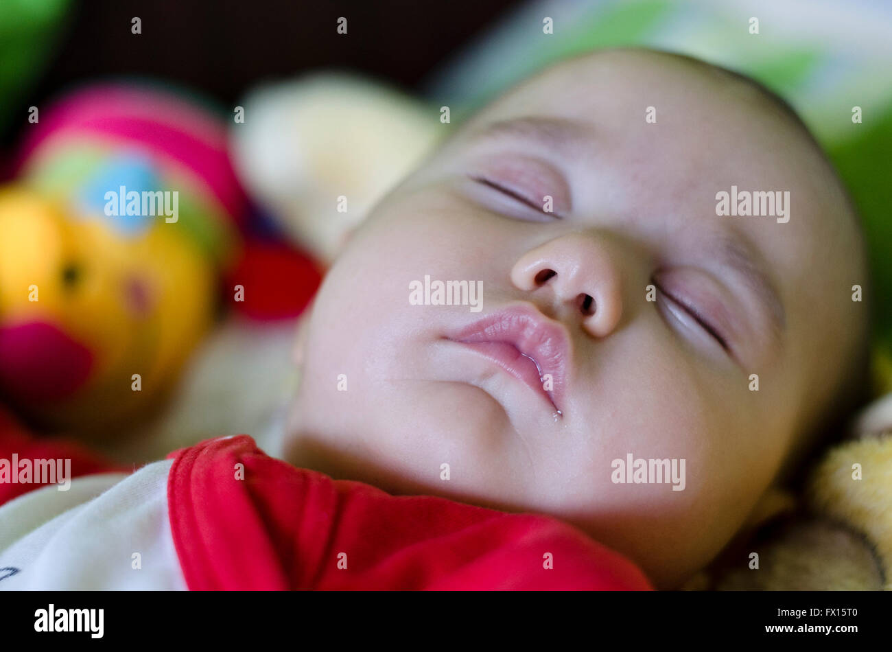 Ruhig schlafenden Baby am Mittag Stockfoto