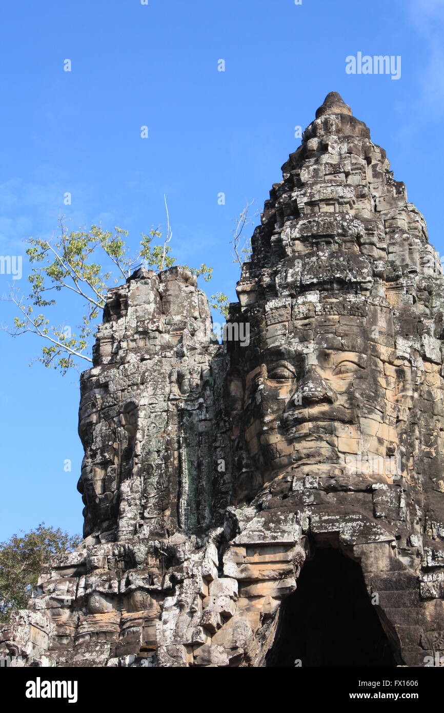 Geschnitzte Gesichter am Eingang zum Angkor Thom, Angkor, Kambodscha. Stockfoto