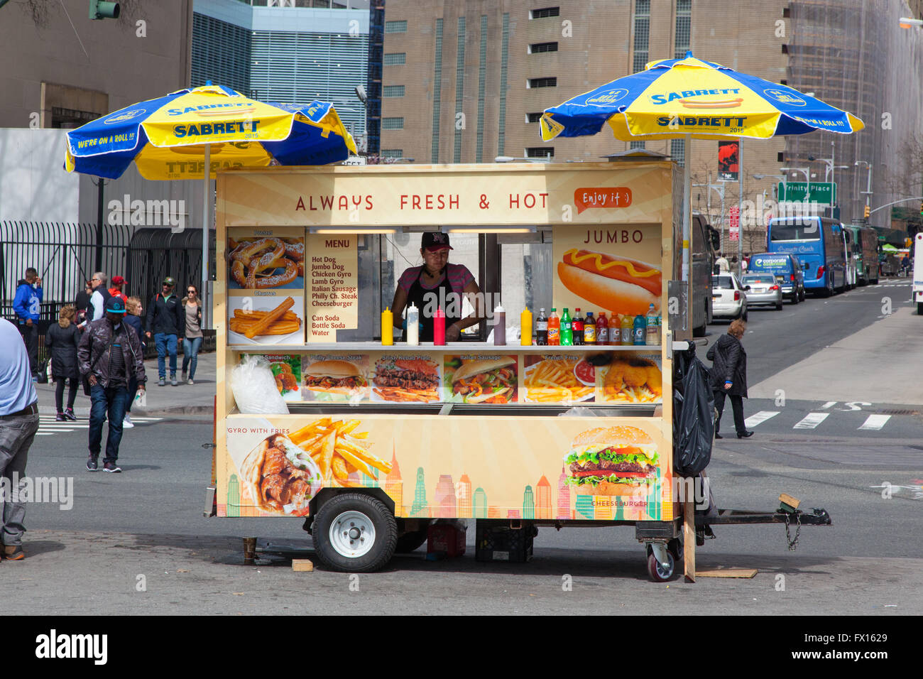 Hot-Dog Stand Straßenhändler, Manhattan, New York City, Vereinigte Staaten von Amerika. Stockfoto