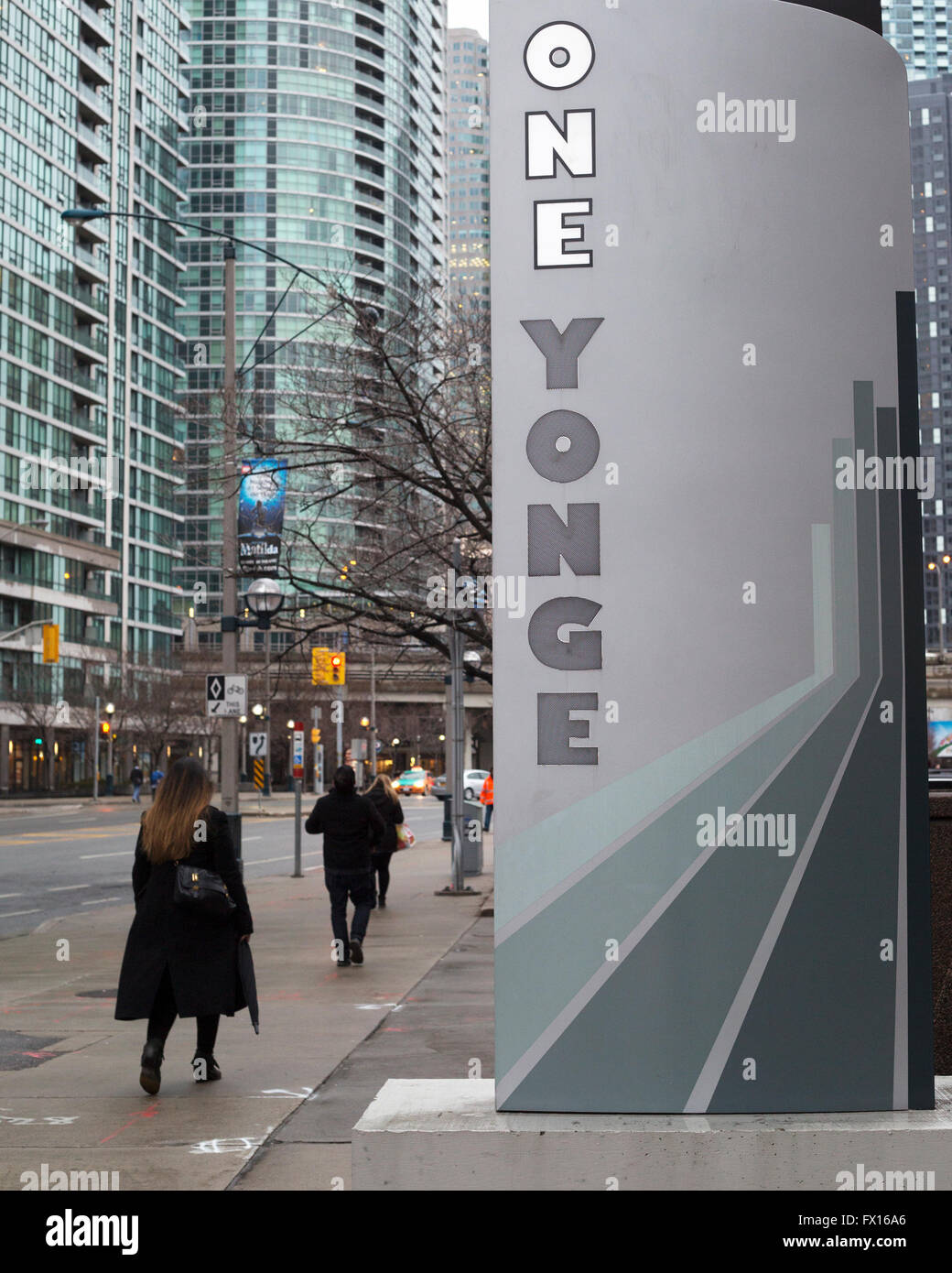 Fußgänger, die an der One Yonge Street in der Innenstadt von Toronto, Ontario, Kanada, vorbei gehen Stockfoto