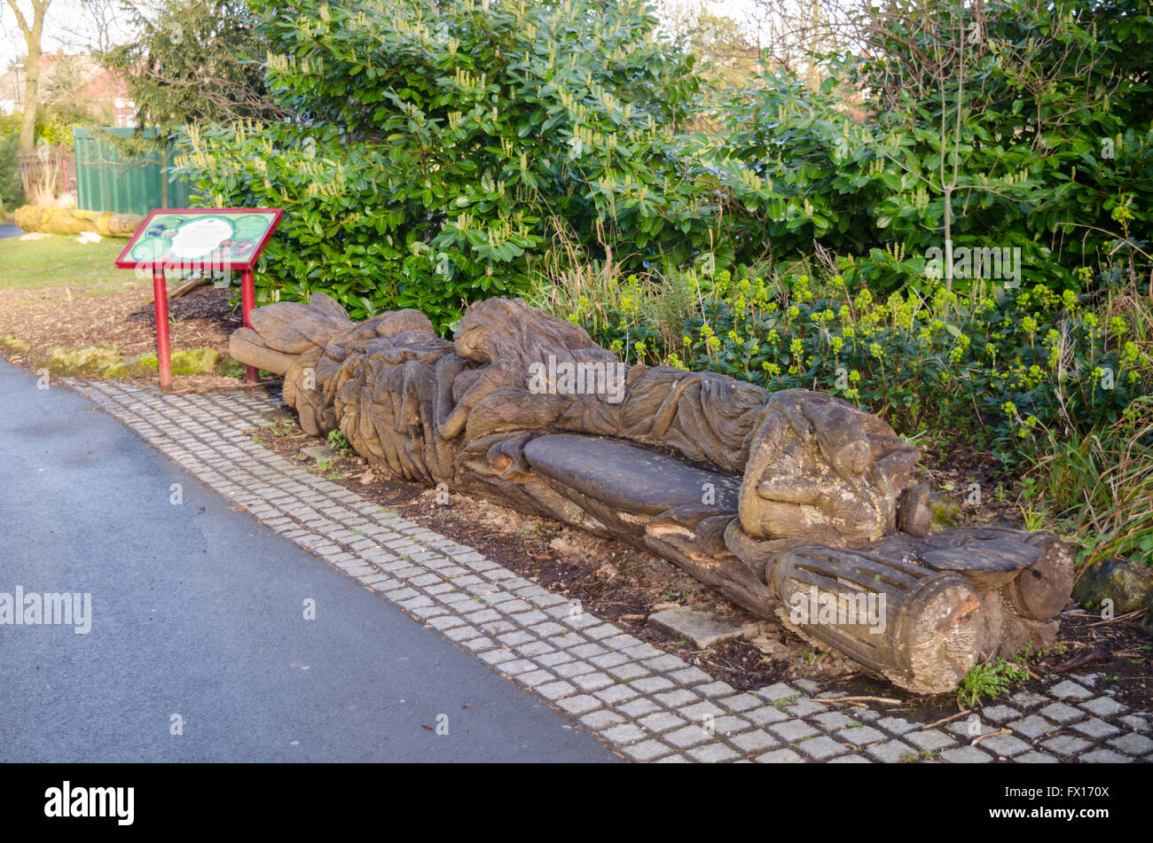 Baumstamm geformten Sitzbank öffentlichen Kunstwerke in 'Stumpery' im Barnes Park, Sunderland Stockfoto