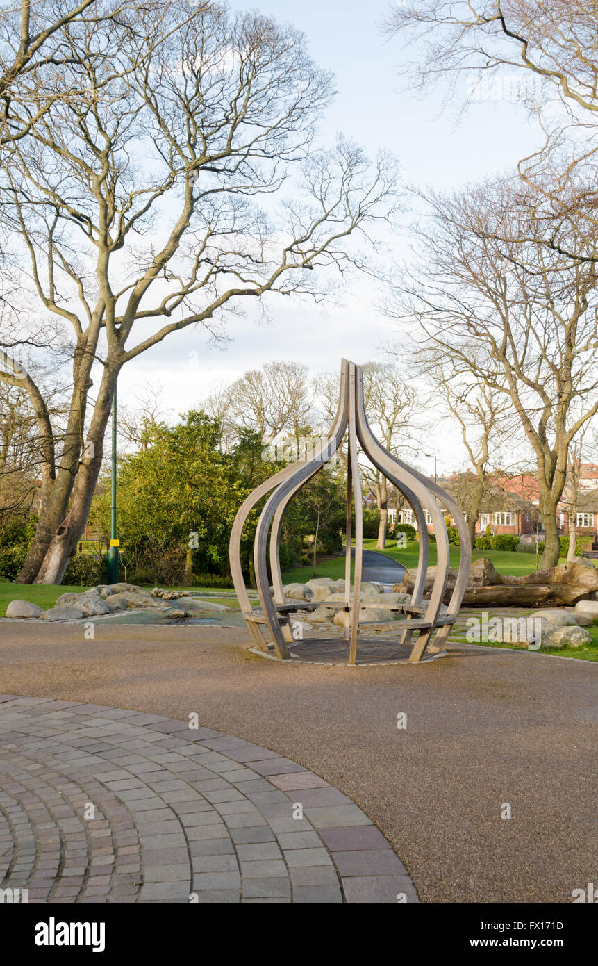 Zwiebel geformt Eiche Sitzgelegenheiten Tierheim befindet sich in "Der sensorische Garten" von Barnes Park, Sunderland Stockfoto