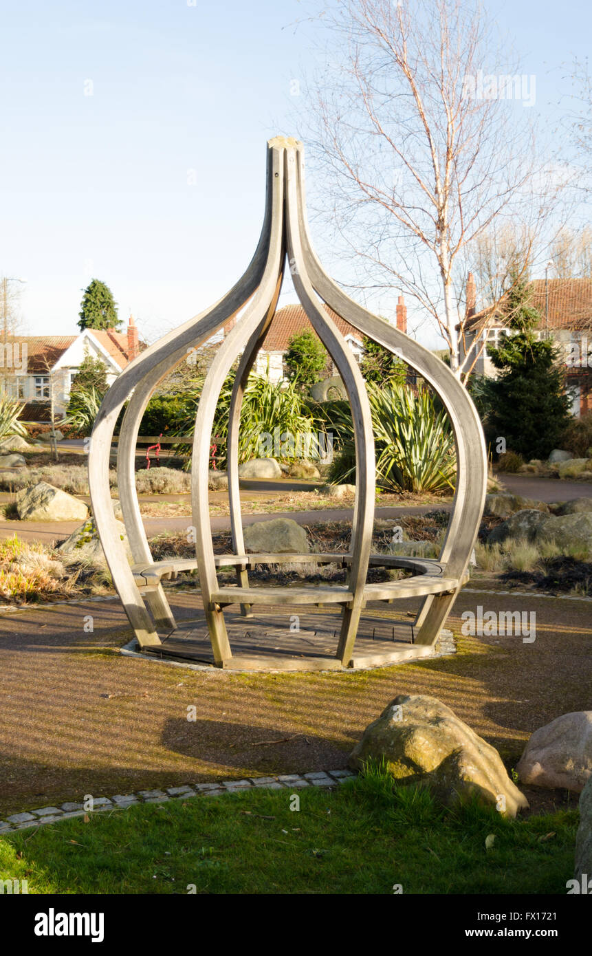 Zwiebel geformt Eiche Sitzgelegenheiten Tierheim befindet sich in "Der sensorische Garten" von Barnes Park, Sunderland Stockfoto