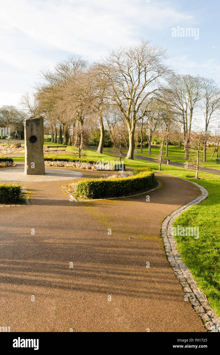 Resonanz-Stein und "Der sensorische Garten" bei Barnes Park, Sunderland im Überblick Stockfoto