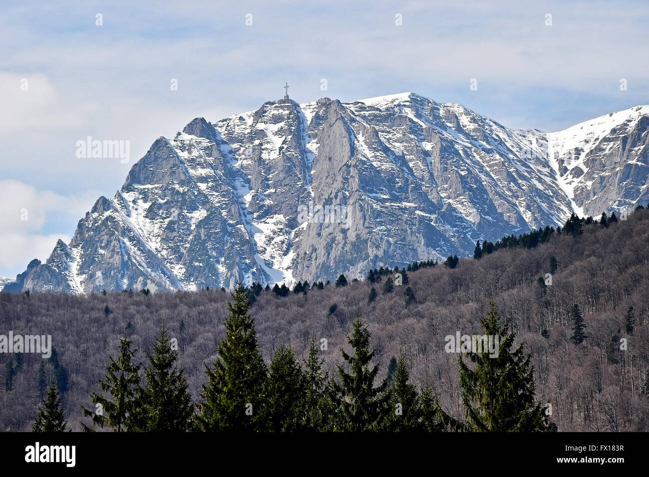 Bucegi-Berge im Winter mit dem Helden Kreuz Denkmal auf Gipfel Caraiman. Das Kreuz ist die rumänische Helden gewidmet Stockfoto