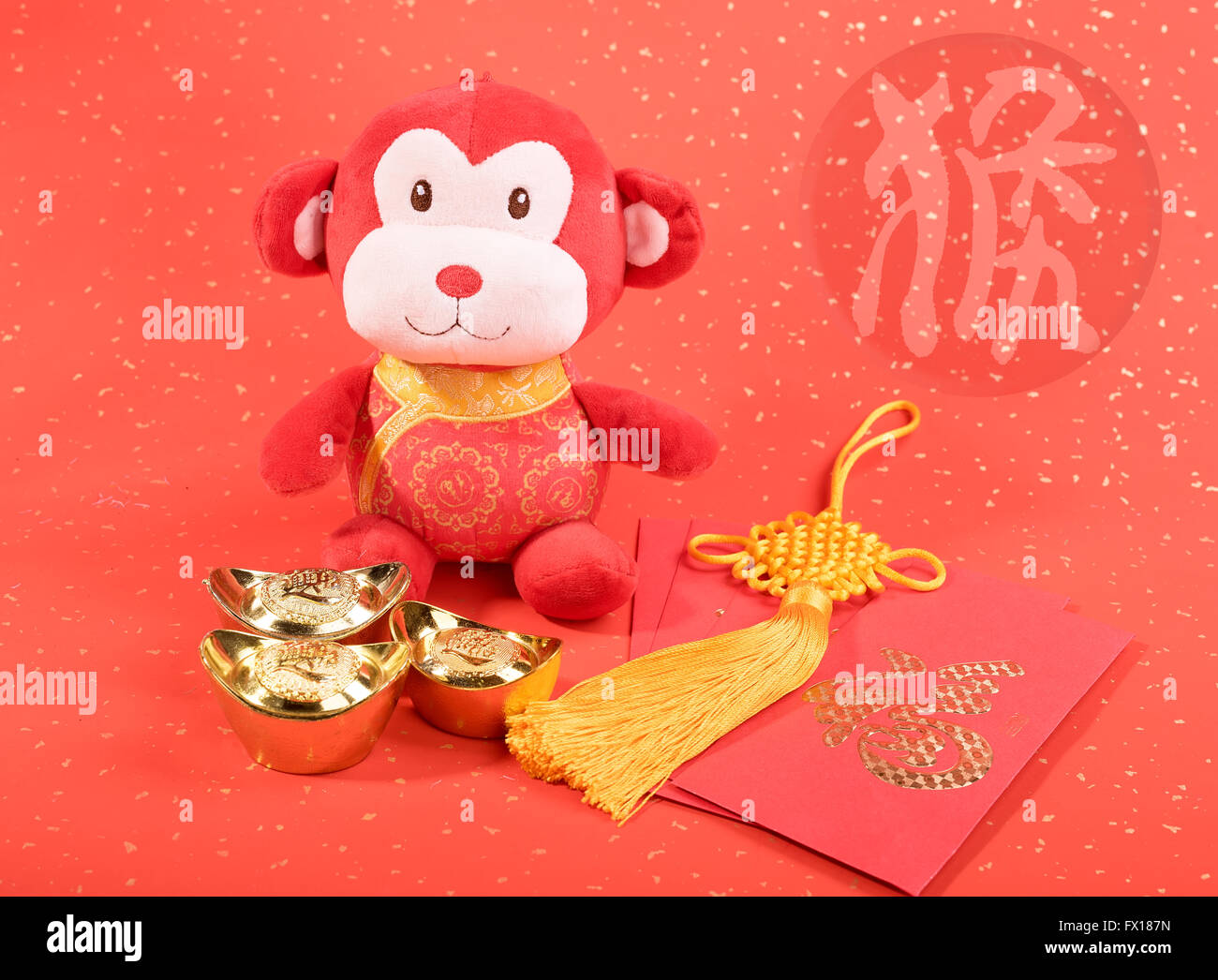Chinesisches Neujahrsfest Ornamente Spielzeug Affen auf festlichen Hintergrund Stockfoto