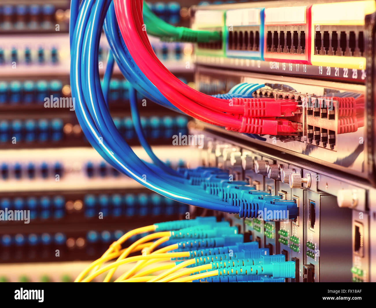 Glasfaser-Anschluss auf Kern Netzwerk swtich Stockfoto
