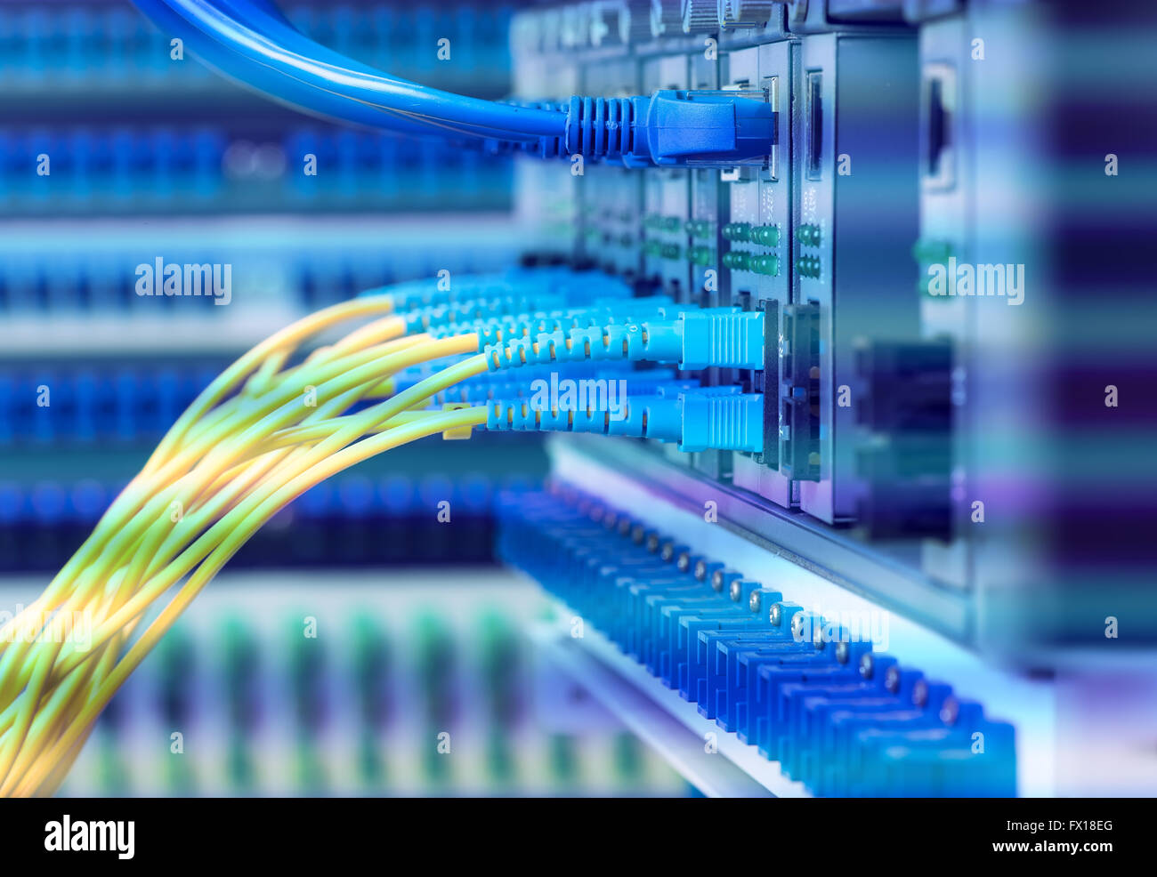 Glasfaser-Anschluss auf Kern Netzwerk swtich Stockfoto