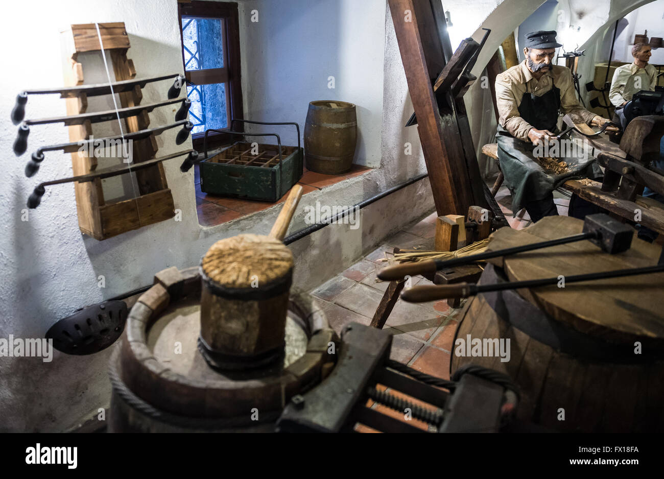 Lebensgroße Figur des historischen Cooper Workshop im Brauerei-Museum in der Stadt Plzen (Pilsen), Tschechische Republik Stockfoto