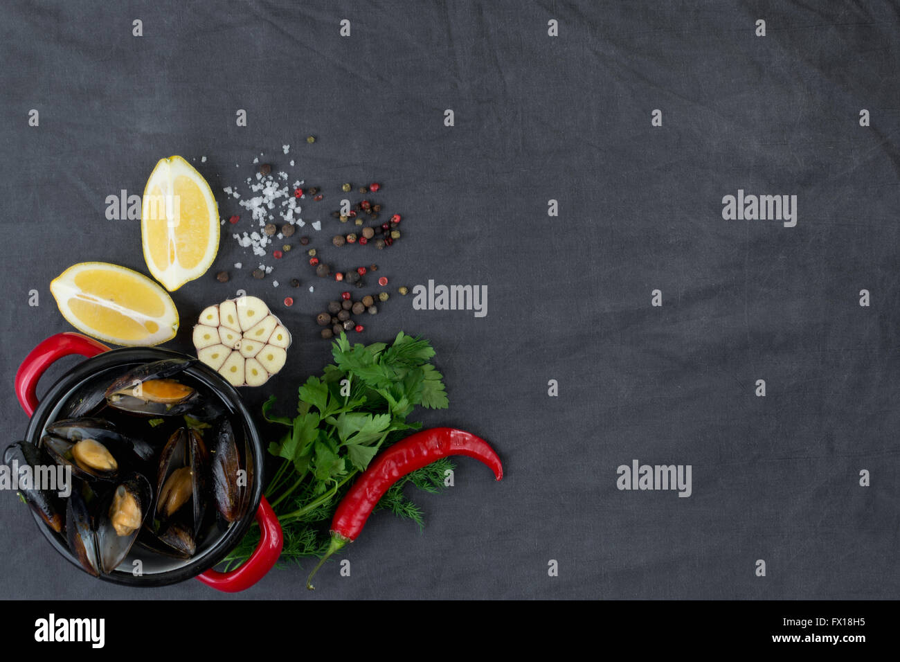 Auflauf mit Muscheln, Zitronen, Paprika und Gewürzen Stockfoto