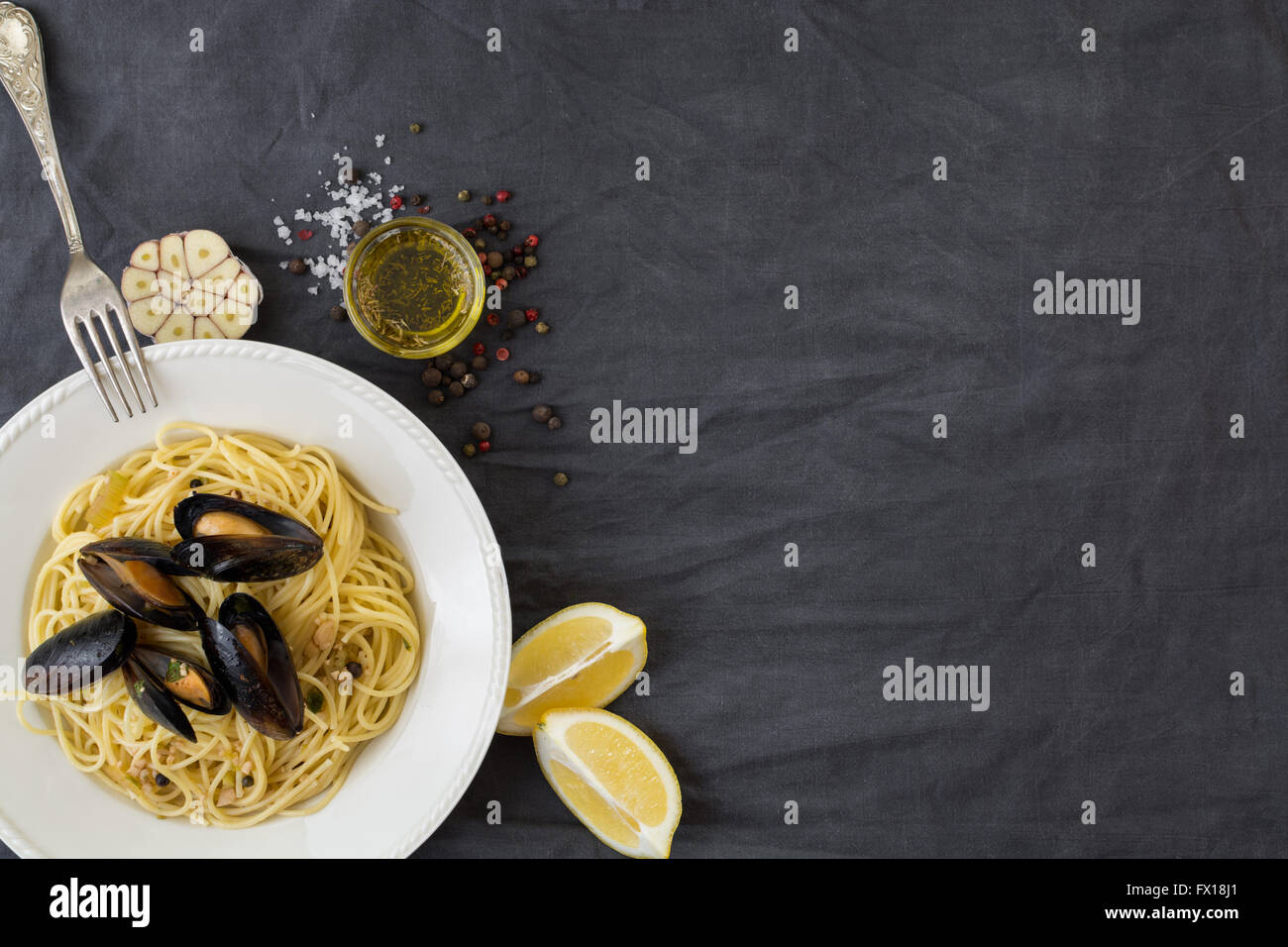 Pasta mit Muscheln, Zitronen und Gewürze Stockfoto