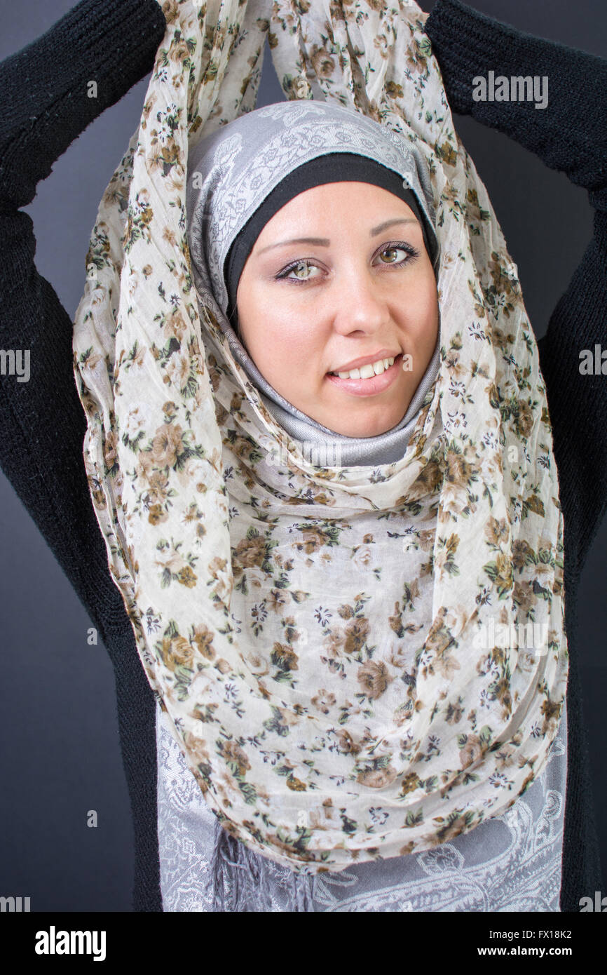 Buituful muslimische Frau hält einen farbenfrohe Schal Stockfoto