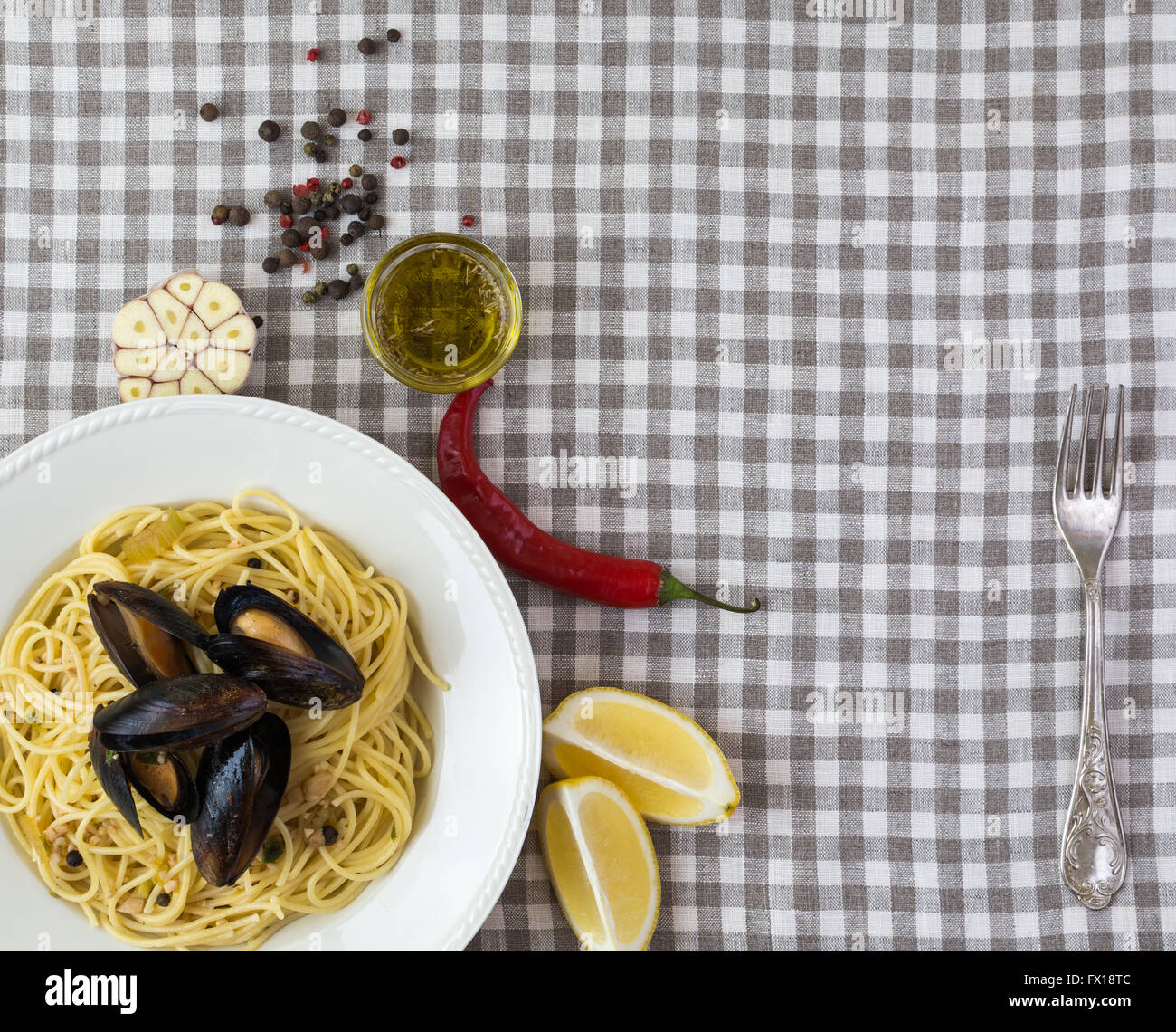 Pasta mit Muscheln, Zitronen, Chili-Pfeffer und Gewürze Stockfoto