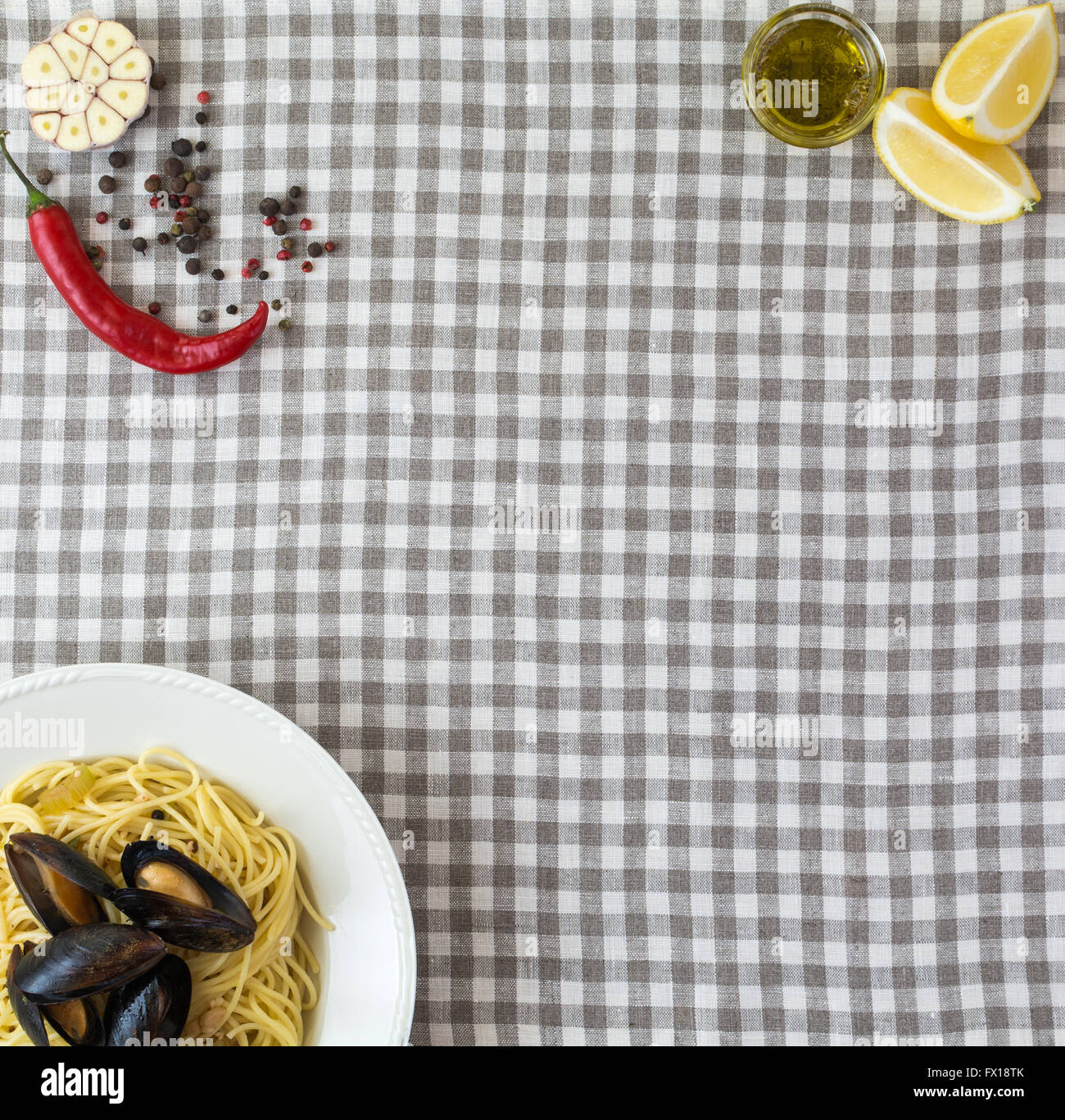 Pasta mit Muscheln, Zitronen, Chili-Pfeffer und Gewürze Stockfoto