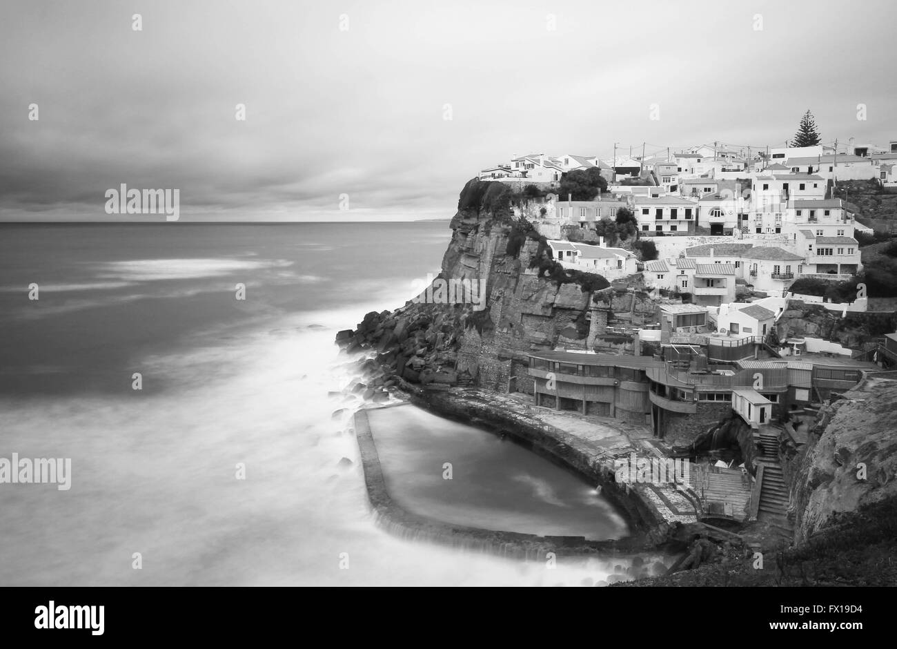 Azenhas do Mar, Sintra, Portugal stadtbild an der Küste. Stockfoto