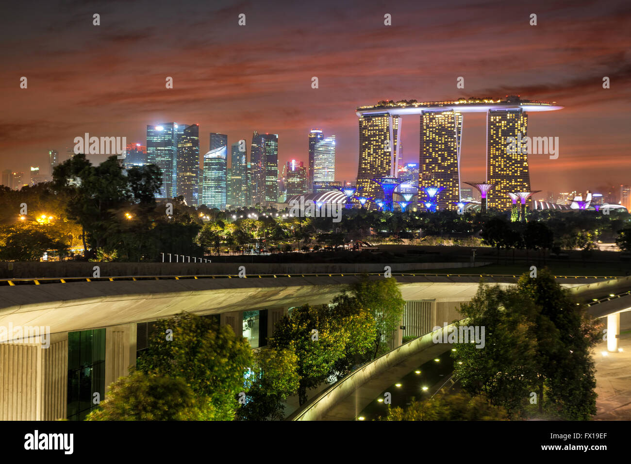 Skyline von Singapur aus Marina Barrage in der Nacht Stockfoto