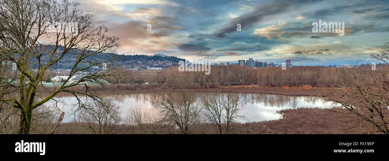 Eichen Boden Wildlife Refuge mit Stadt Portland Oregon Skyline bei Sonnenuntergang panorama Stockfoto